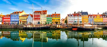 Stedentrip Kopenhagen - Kopenhagen, de charmante hoofdstad van Denemarken, is een ideale bestemming voor een stedentrip vol cultuur, geschiedenis en ontspanning. Deze moderne stad, met zijn mix van historische architectuur en vooruitstrevend design, biedt een breed scala aan bezienswaardigheden. Van het beroemde standbeeld van de Kleine Zeemeermin tot het levendige Nyhavn, met zijn kleurrijke huizen en gezellige restaurants langs de haven, Kopenhagen weet je te verrassen en te betoveren.