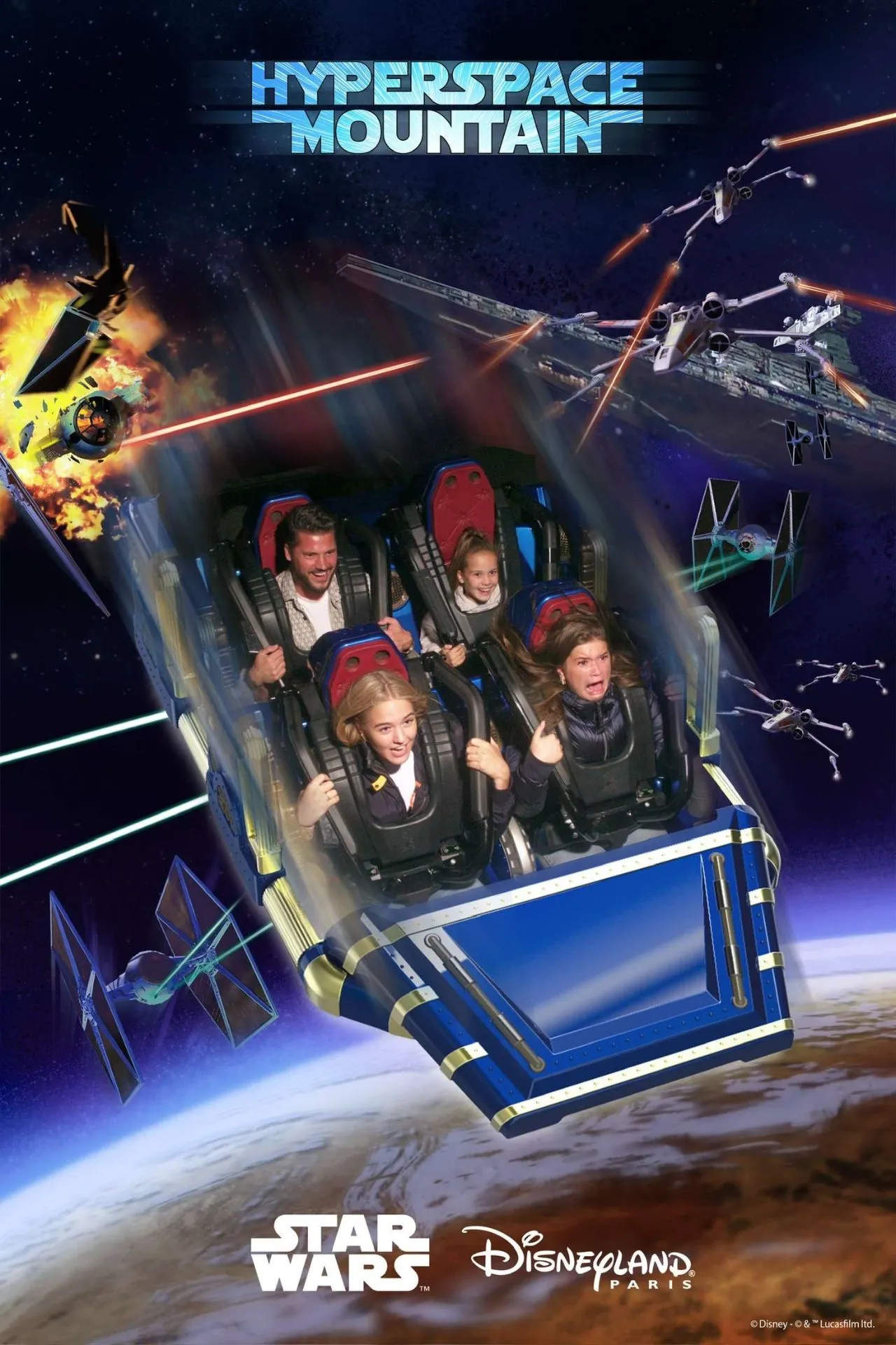 Hyperspace Mountain-rit in Disneyland Parijs met een Star Wars-thema, waarbij een achtbaanwagen door een ruimte-achtergrond vol TIE Fighters en lasers vliegt.