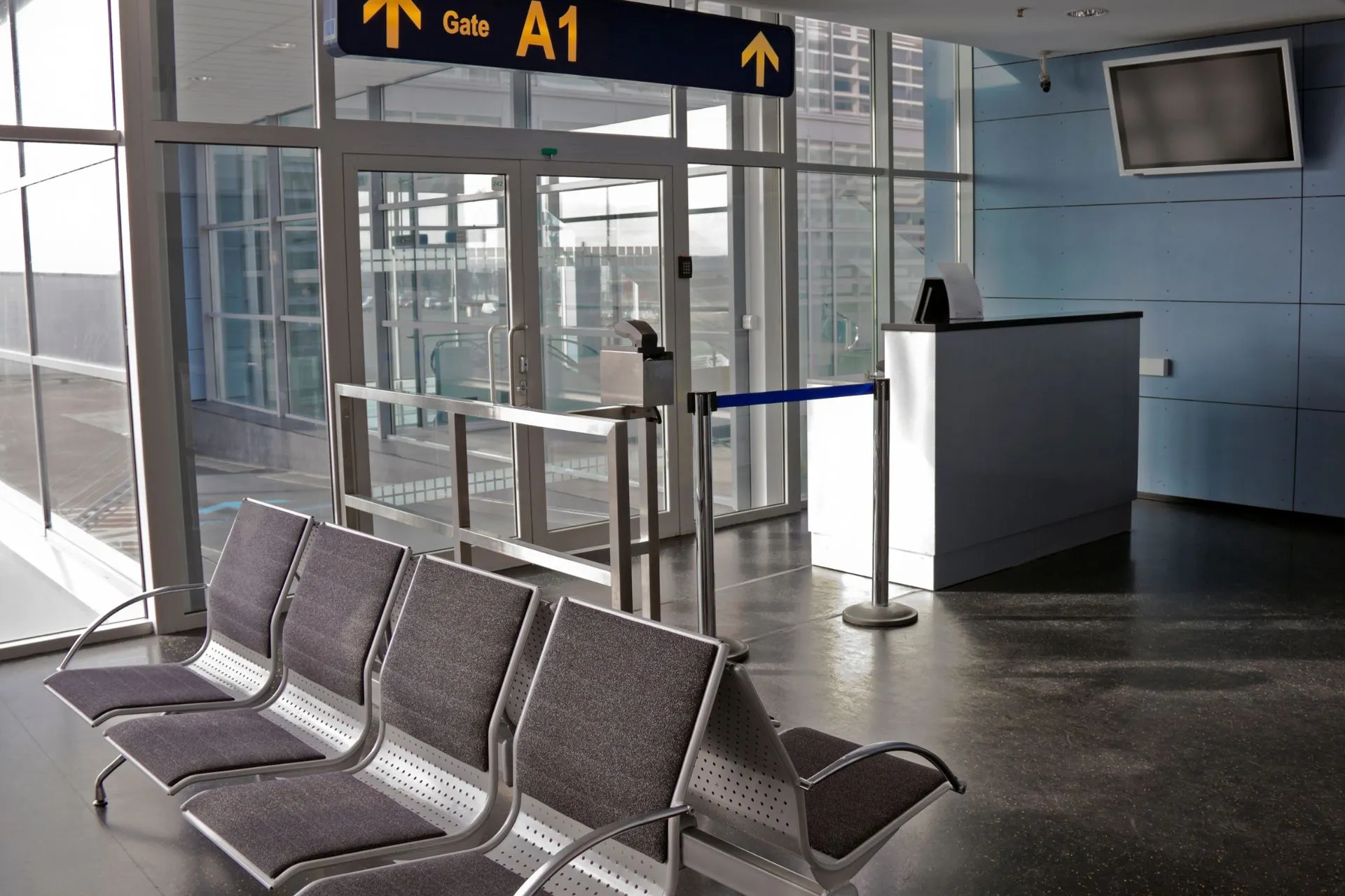 Een lege wachtruimte bij gate A1 op Paderborn Airport, waar passagiers zich voorbereiden op hun vlucht. Deze luchthaven biedt diverse bestemmingen vanaf Paderborn Airport en is een handige keuze voor wie goedkoop wil vliegen vanaf Paderborn.