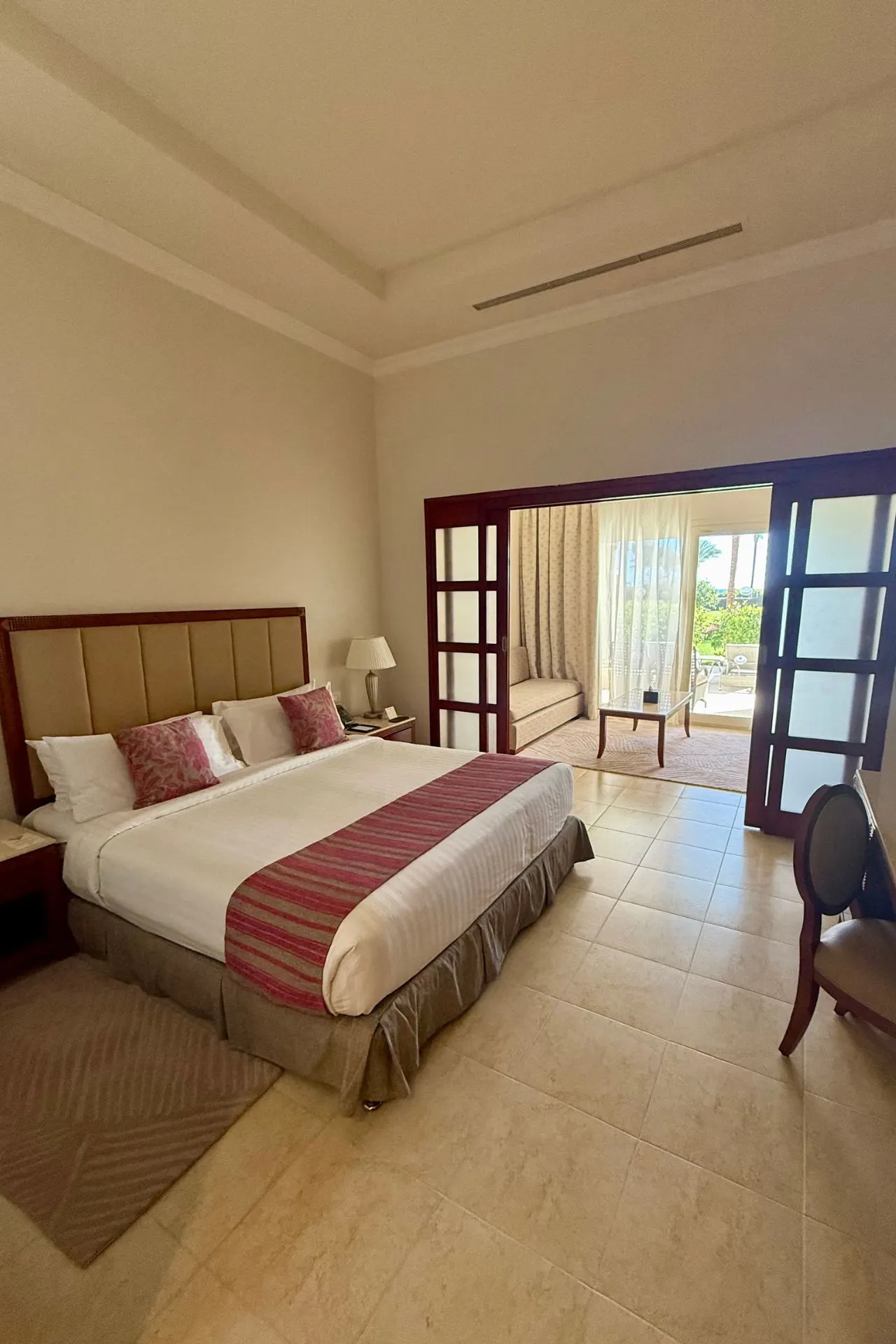 Luxe hotelkamer in Baron Palace Sahl Hasheesh in Egypte met ruime slaapkamer en aangrenzende zithoek.
