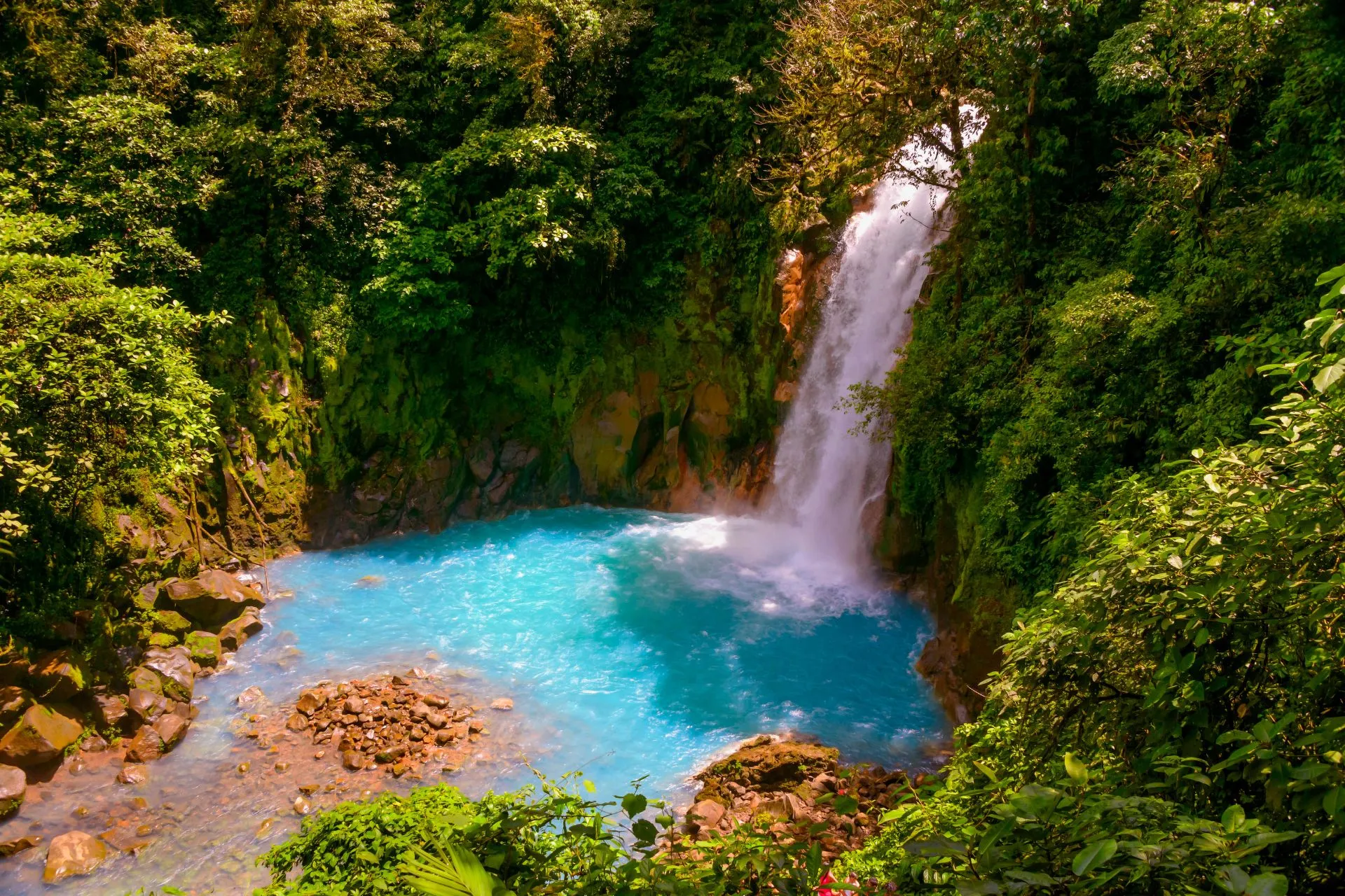 Prachtige waterval die uitmondt in een turquoise poel, omringd door weelderige jungle in Costa Rica. Deze bestemming is een droom voor wellness reizen en een yoga retreat. Ontsnap aan technologie tijdens een digital detox vakantie en ervaar de magie van een offline vakantie. Perfect voor slow travel en het herontdekken van innerlijke balans in een tropisch paradijs.
