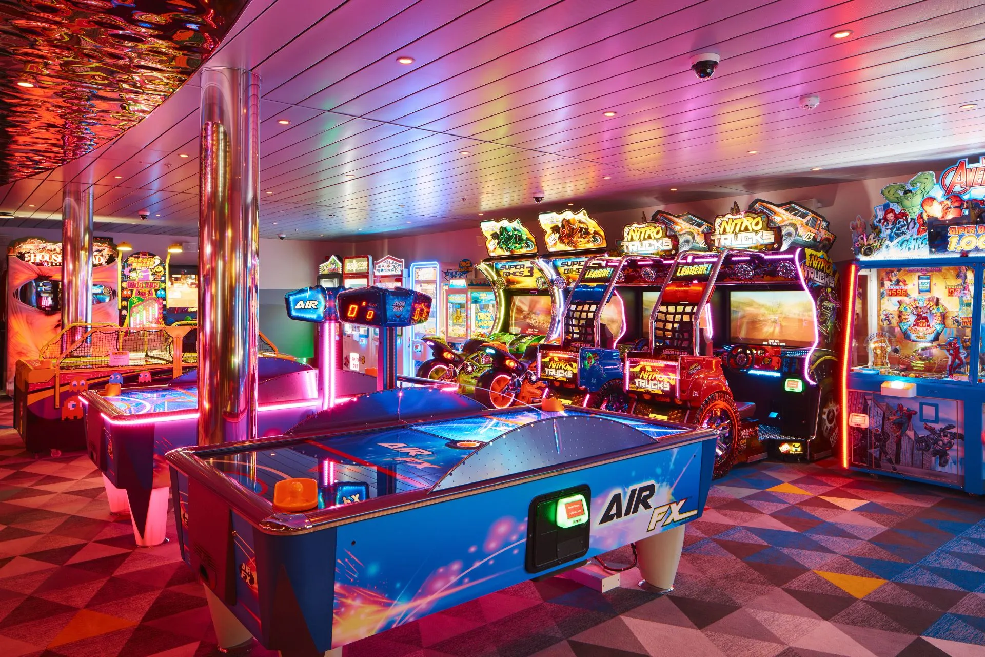 Arcade en entertainmentruimte aan boord van Costa Cruises met spelautomaten en activiteiten voor kinderen en tieners tijdens een gezinsvriendelijke cruise.
