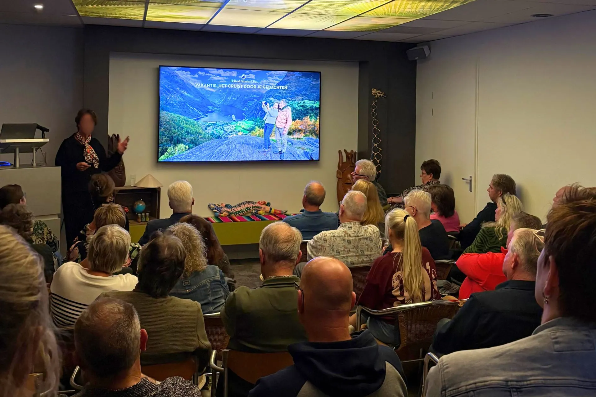Inspiratieavond van Travelcenter de Wit in Veghel met een reispresentatie voor gasten in het Experience Center.