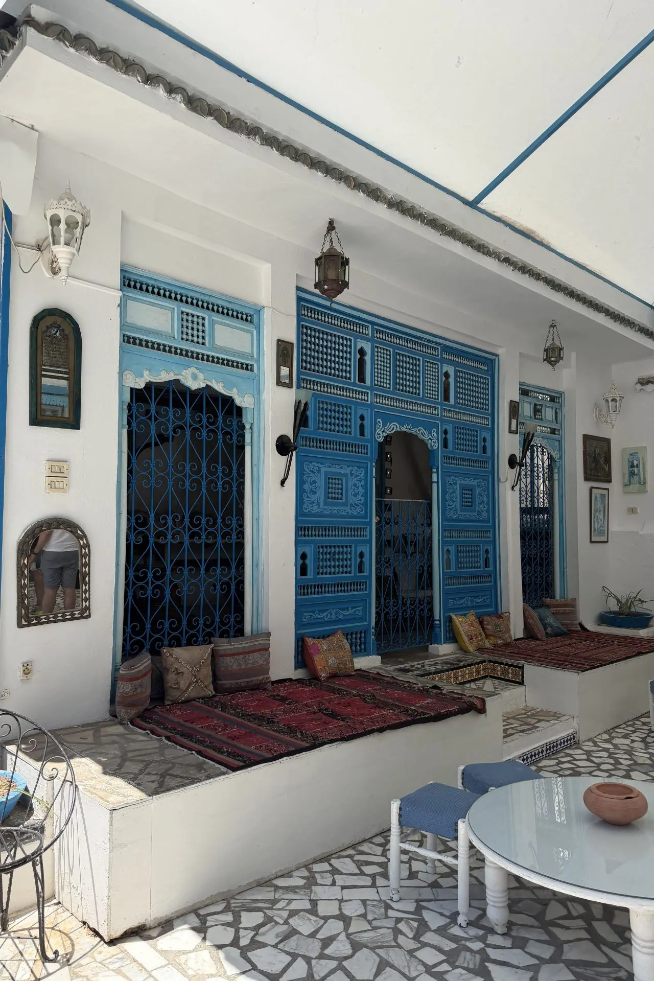 Traditionele wit-blauwe architectuur in La Goulette nabij Tunis met sierlijke deuren, mozaïekvloer en authentieke Tunesische details