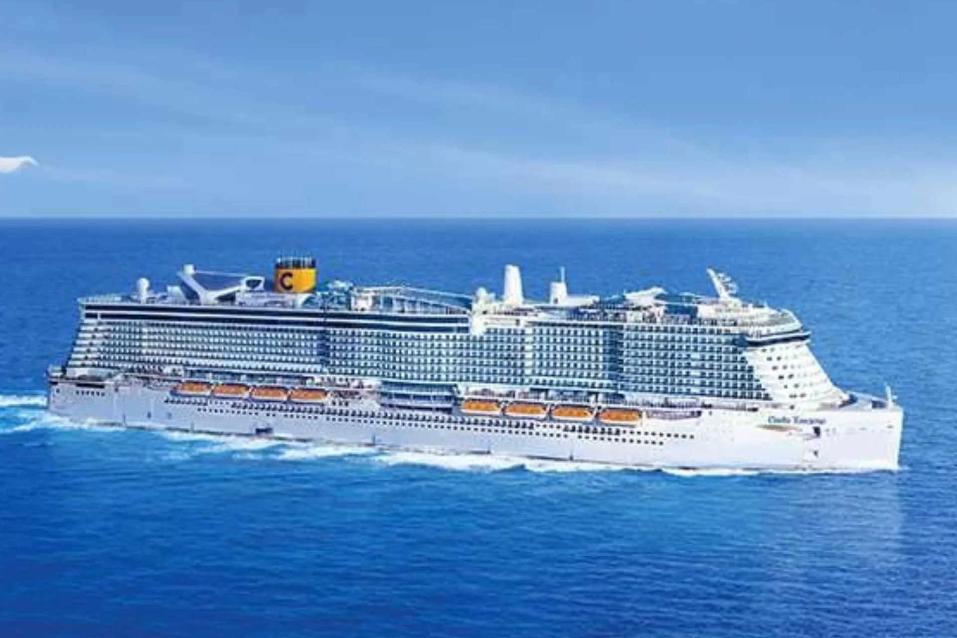 Costa Toscana, een modern cruiseschip van Costa Cruises, vaart over zee en staat bekend om Italiaanse elegantie, duurzame technologie en luxe faciliteiten voor gezinnen en koppels.
