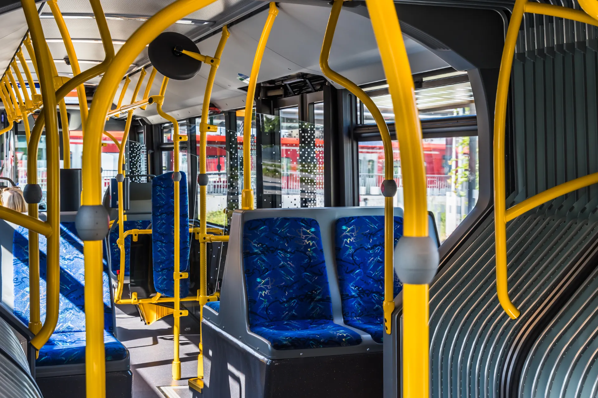 Een bus onderweg naar Groningen Airport, een comfortabele manier om vertrek vanaf Luchthaven Groningen te bereiken en op weg te gaan naar je bestemmingen Groningen Airport.