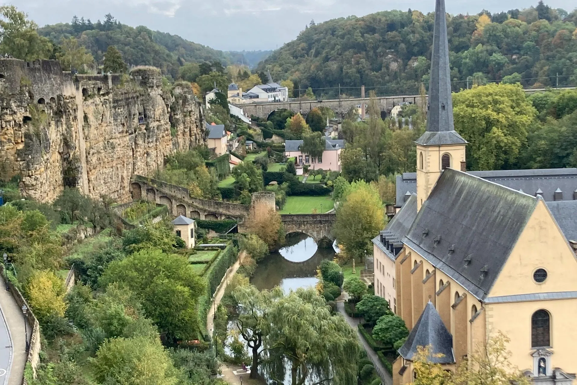 Pittoresk uitzicht op een historisch kerkje en omliggende rotsformaties in het hart van Luxemburg Stad.