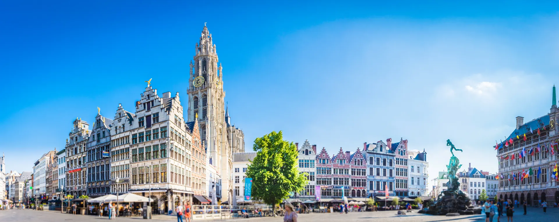 Stedentrip Antwerpen - Antwerpen, de bruisende Belgische stad aan de Schelde, is de perfecte bestemming voor een stedentrip. Deze veelzijdige stad biedt een rijke mix van cultuur, mode, geschiedenis en culinaire hoogstandjes. Of je nu een liefhebber bent van kunst, graag winkelt of gewoon wilt genieten van de bourgondische sfeer, Antwerpen heeft voor iedereen wat te bieden. De iconische Onze-Lieve-Vrouwekathedraal, het indrukwekkende MAS-museum en de charmante straatjes van het historische centrum zijn slechts enkele van de hoogtepunten die je kunt ontdekken tijdens je stedentrip Antwerpen. 
