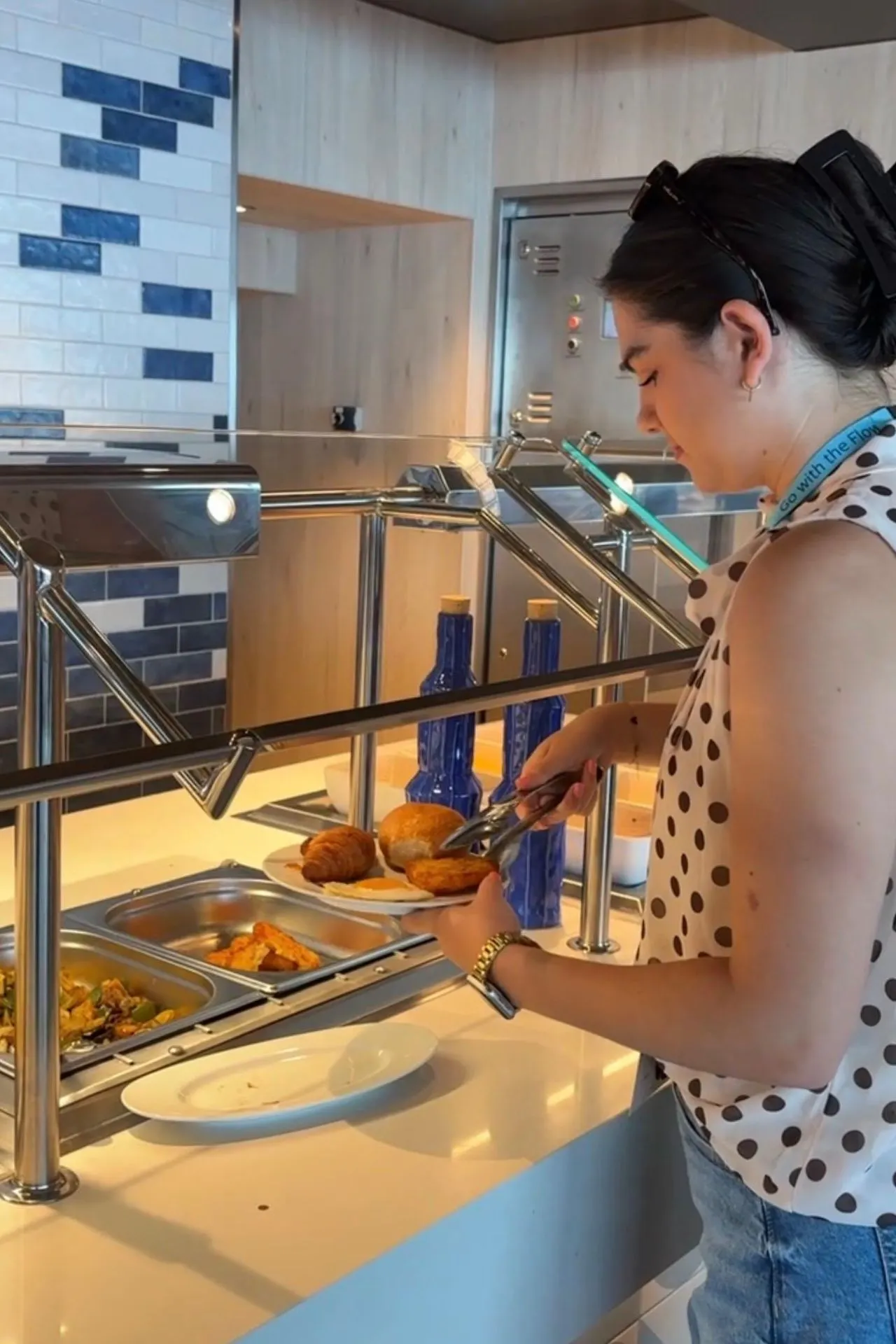 Gasten kunnen in het buffetrestaurant van de Mein Schiff Flow kiezen uit een uitgebreid aanbod aan warme en koude gerechten. Het restaurant biedt gedurende de dag diverse maaltijden en snacks, waardoor er altijd iets naar smaak te vinden is. De ruime opzet