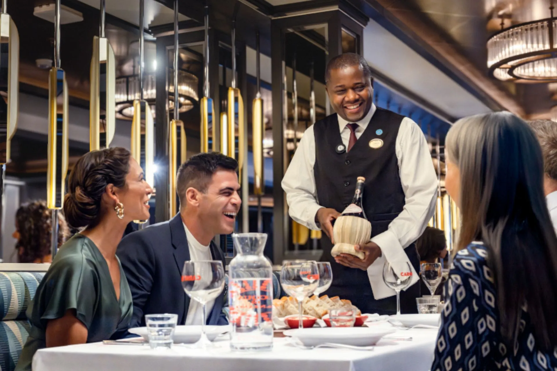 Dineren bij Princess Cruises is een belevenis op zich, met verfijnde gerechten en persoonlijke bediening. De restaurants aan boord combineren culinaire kwaliteit met een stijlvolle en ontspannen sfeer.
