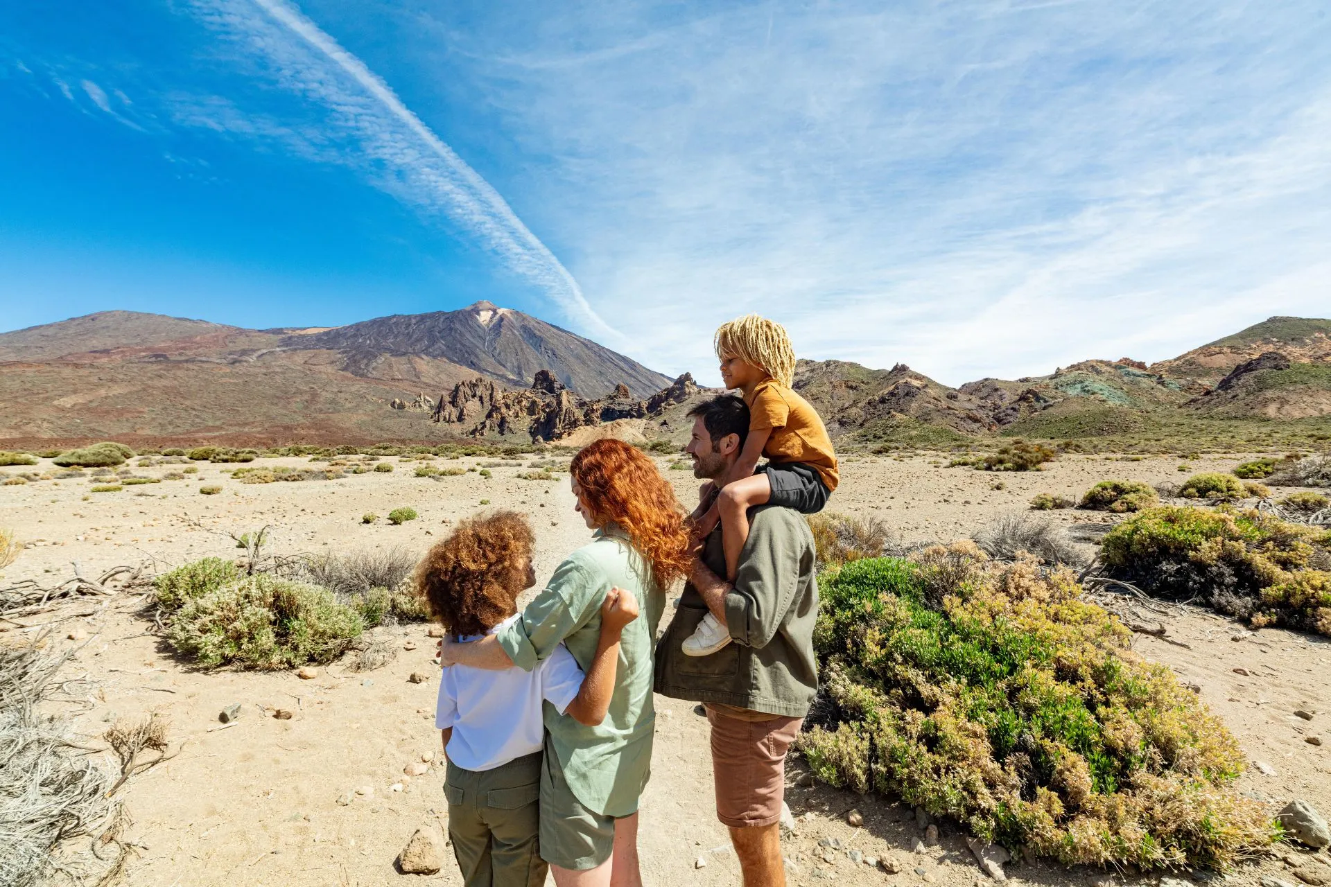 Gezin ontdekt het vulkanische landschap en woestijnachtige natuur rond de Teide
