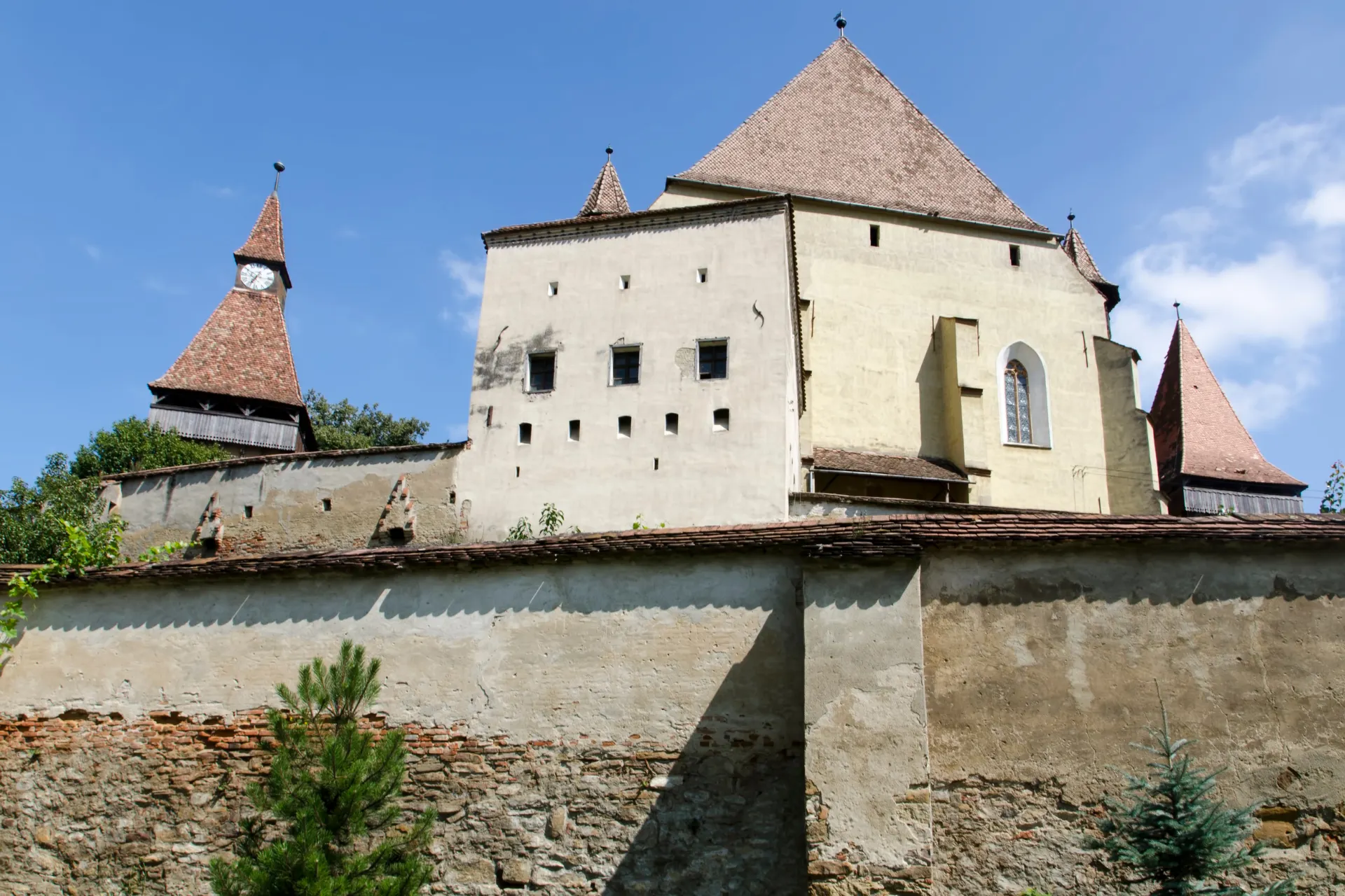 Uitzicht op de ommuurde kerk van Biertan in Roemenië, gelegen op een heuvel in een schilderachtig dorp.