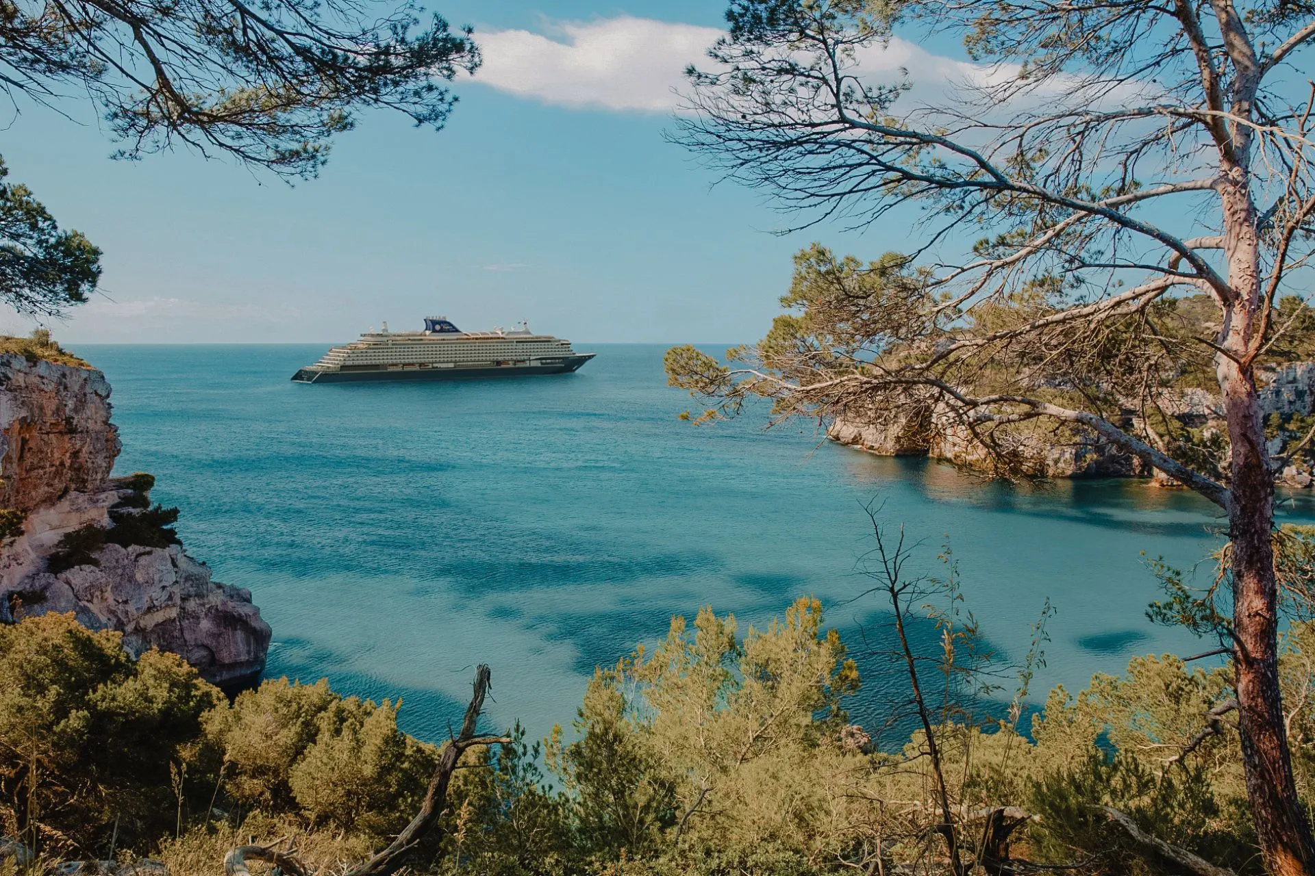 Explora cruise vaart door idyllische baai in de Middellandse Zee met luxe ervaring.