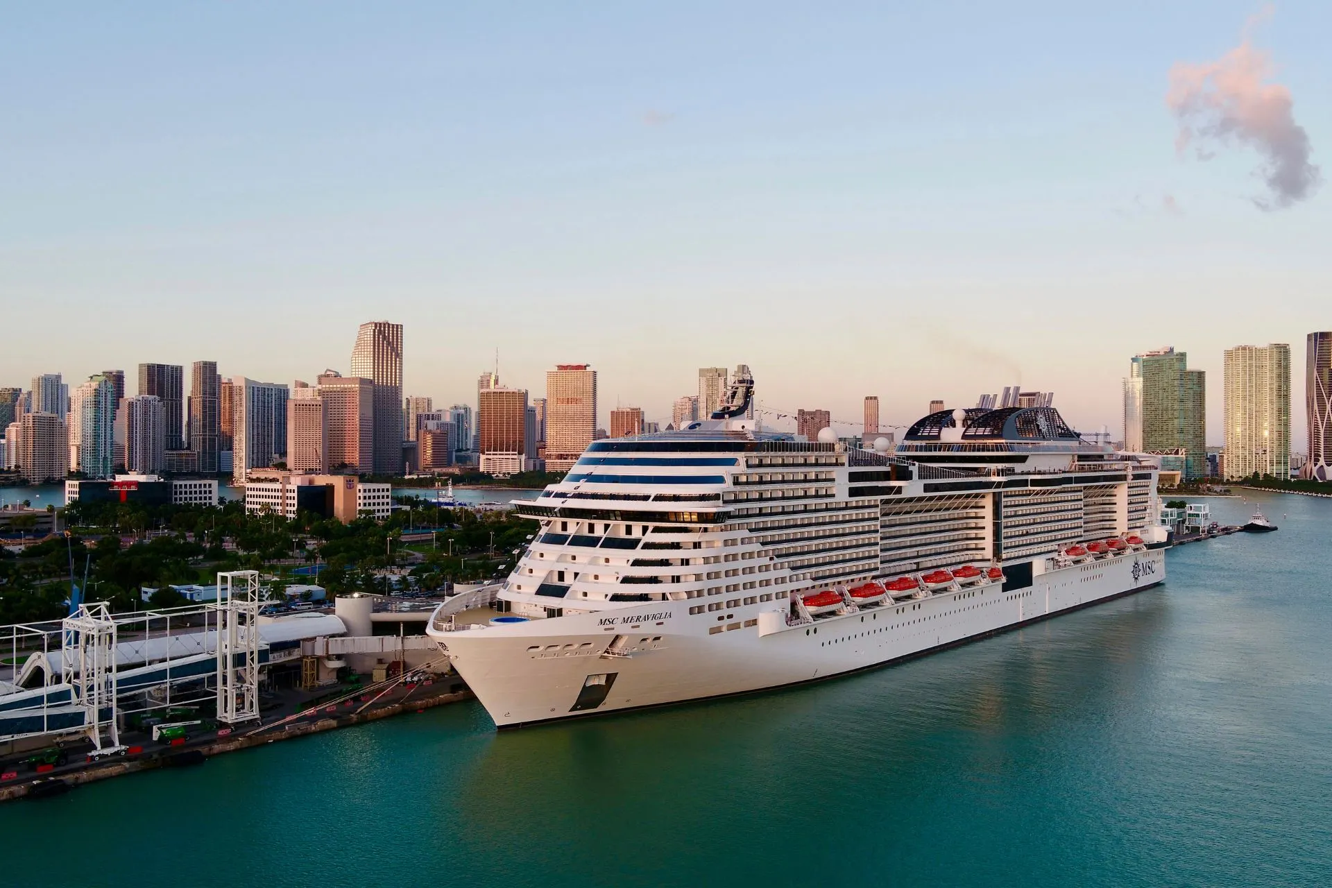 MSC Meraviglia van MSC Cruises aangemeerd in de haven tijdens een cruisevakantie met MSC Yacht Club
