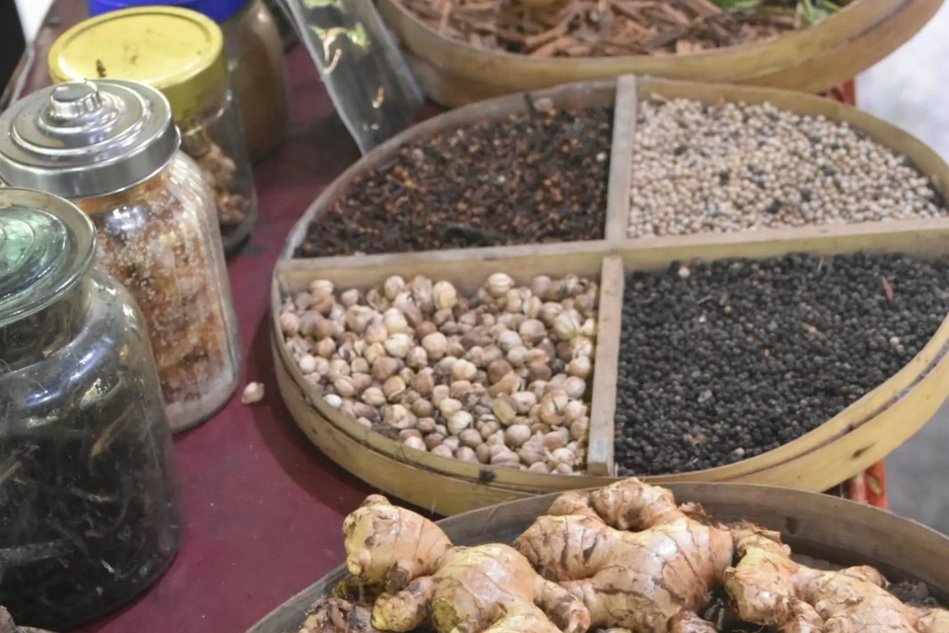 Mand met kruiden, specerijen en gember op een traditionele markt in Indonesië.
