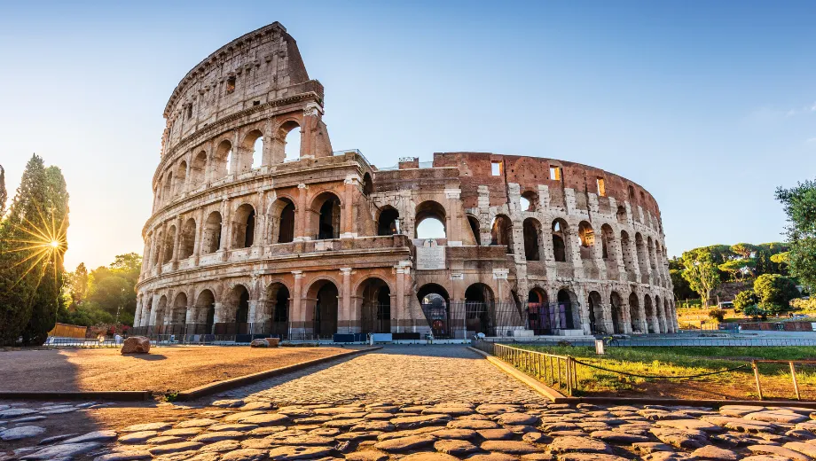 Het Colosseum in Rome, een iconisch historisch amfitheater en UNESCO-werelderfgoed, gebouwd in de tijd van het oude Rome. Deze indrukwekkende archeologische site is een van de populairste toeristische attracties in Italië, bekend om zijn monumentale architectuur, bogen en eeuwenoude geschiedenis. Perfect voor bezoekers die cultuur, kunst, geschiedenis en architectuur willen ontdekken tijdens een stedentrip naar Rome. Ideaal voor liefhebbers van Italiaanse bezienswaardigheden en wereldberoemde monumenten.