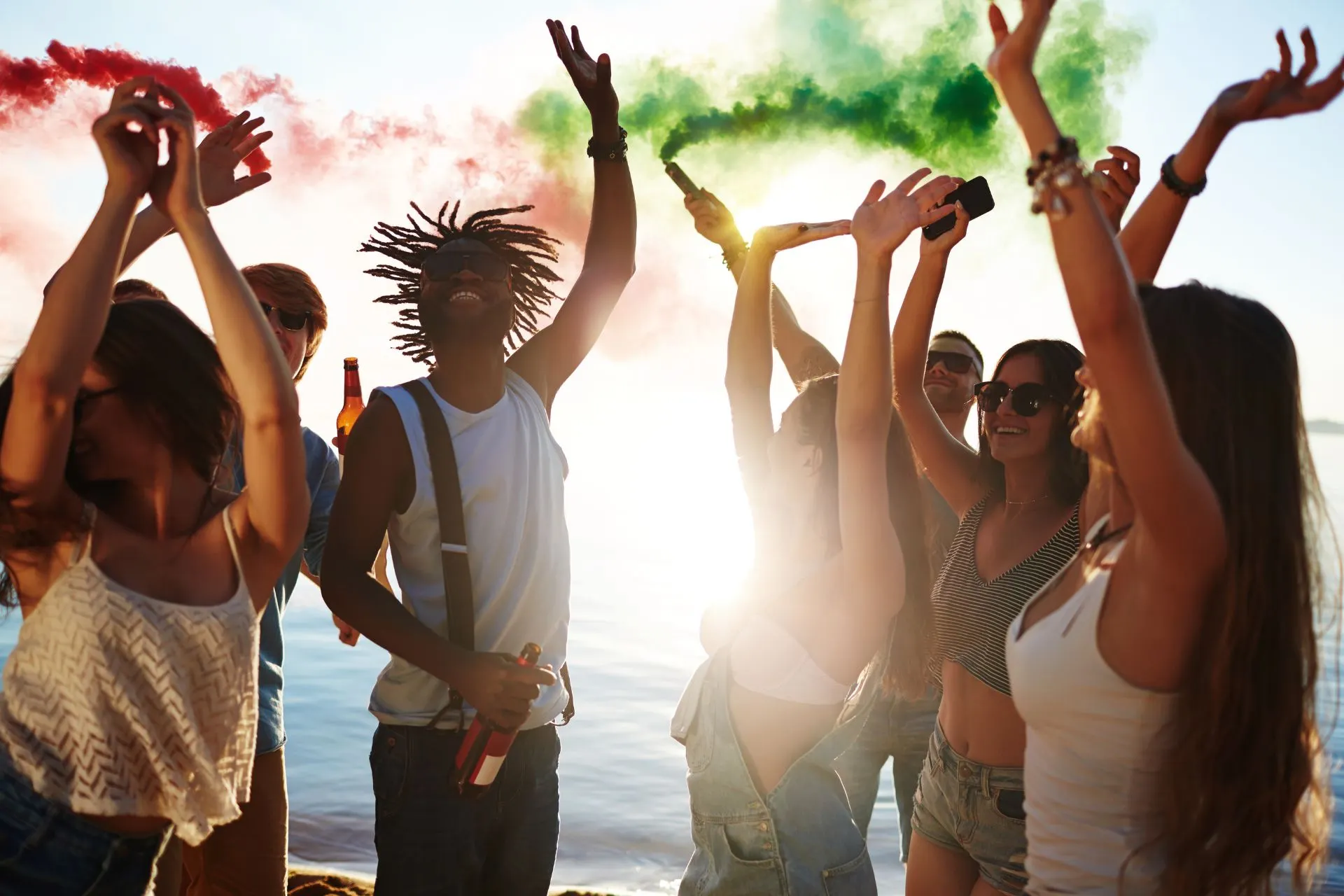 Reggae festival Sumfest, omringd door vrolijk publiek en tropische decoratie in rood-geel-groene tinten.