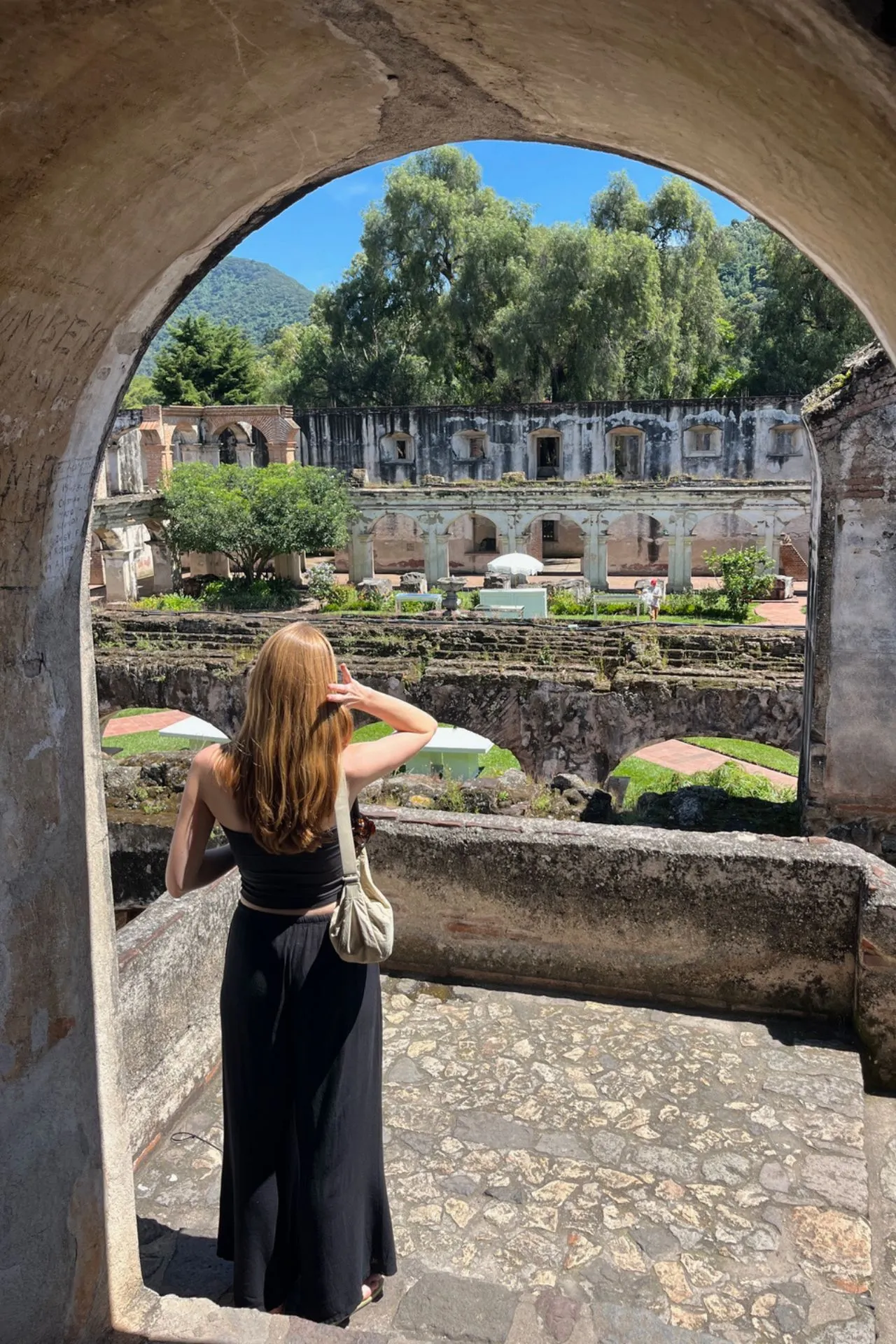 Binnenplaats van het Convento de las Capuchinas in Antigua, gezien door een stenen boog