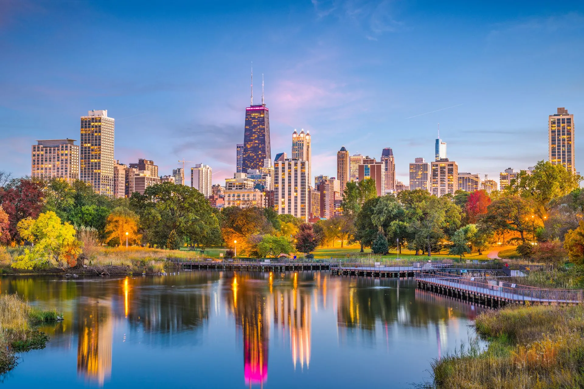 Skyline van Chicago, Illinois, met iconische wolkenkrabbers, waaronder de Willis Tower, onder een helderblauwe lucht.