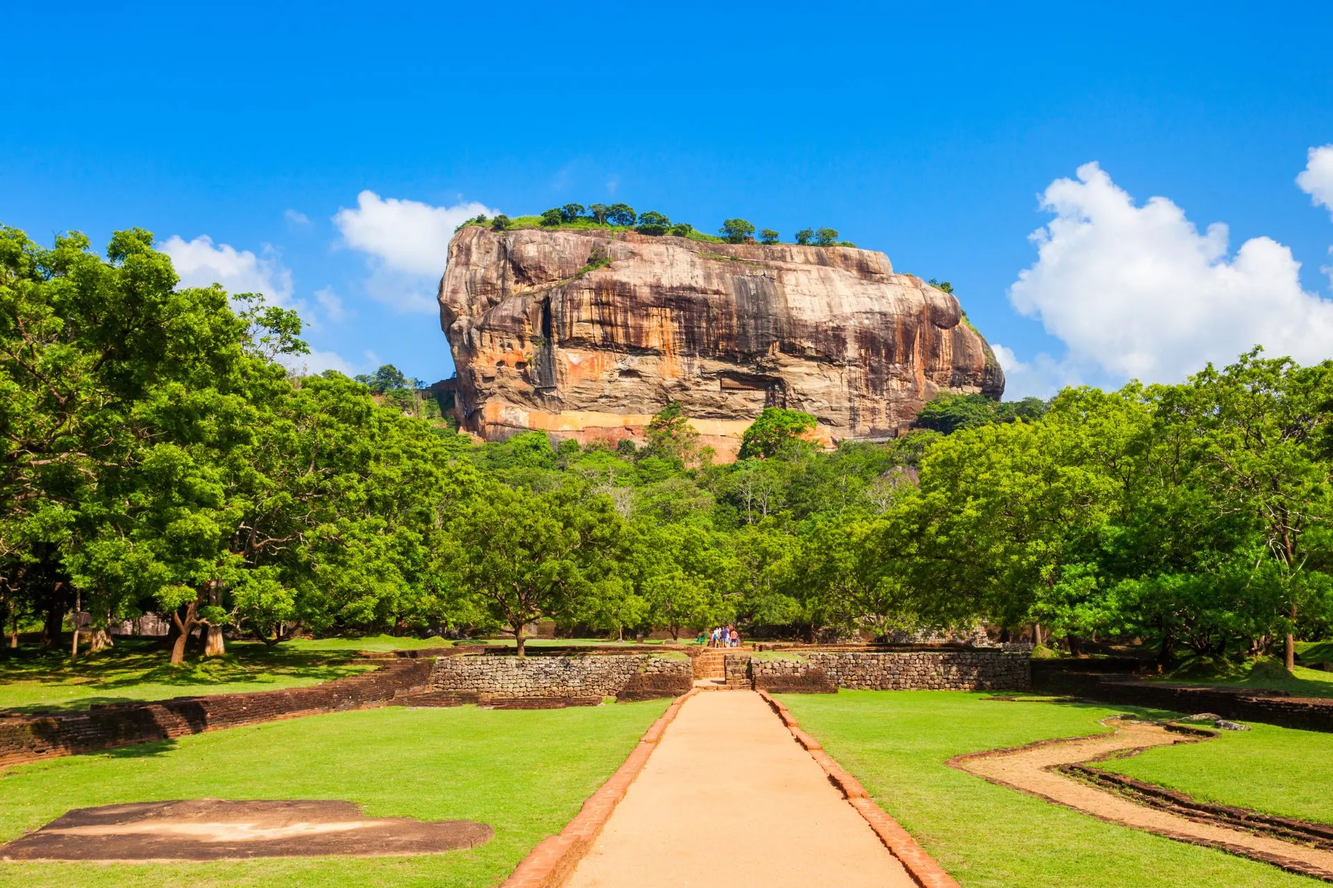 Uitzicht op de iconische Sigiriya rots in Sri Lanka, omringd door weelderige natuur