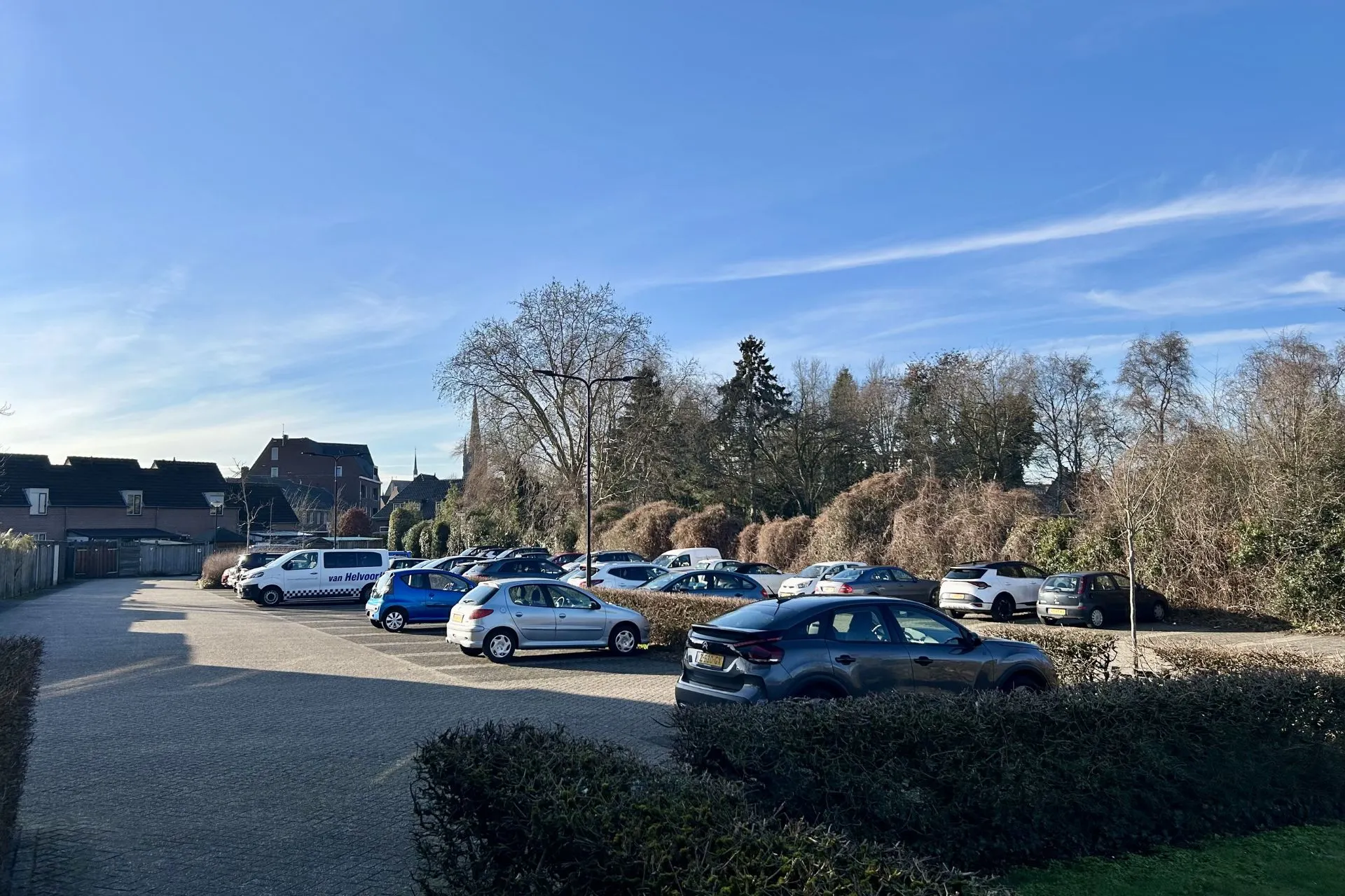 Parkeerplaatsen bij Travelcenter de Wit in Asten aan de Margrietstraat. Ideale locatie om je auto te parkeren als je langskomt om je vakantie te boeken of reisadvies in te winnen.