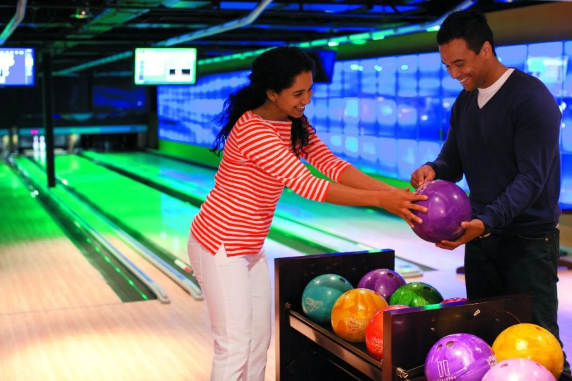 Bowlingbaan aan boord van Norwegian Cruise Line met entertainment voor gezinnen en koppels.

