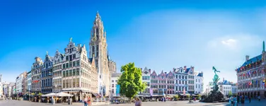 Stedentrip Antwerpen - Antwerpen, de bruisende Belgische stad aan de Schelde, is de perfecte bestemming voor een stedentrip. Deze veelzijdige stad biedt een rijke mix van cultuur, mode, geschiedenis en culinaire hoogstandjes. Of je nu een liefhebber bent van kunst, graag winkelt of gewoon wilt genieten van de bourgondische sfeer, Antwerpen heeft voor iedereen wat te bieden. De iconische Onze-Lieve-Vrouwekathedraal, het indrukwekkende MAS-museum en de charmante straatjes van het historische centrum zijn slechts enkele van de hoogtepunten die je kunt ontdekken tijdens je stedentrip Antwerpen. 