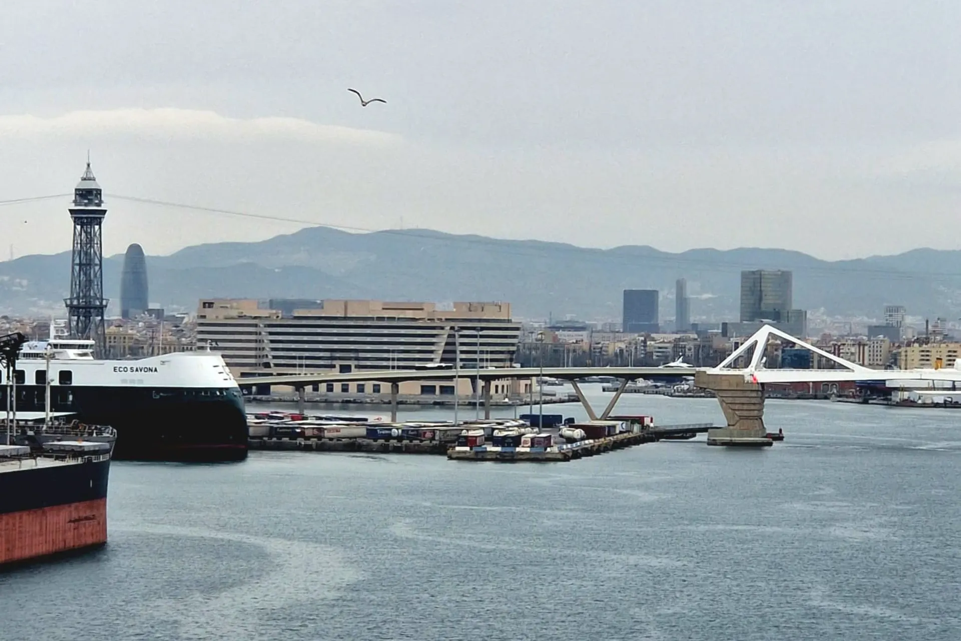 Uitzicht over de haven van Barcelona vanaf een cruiseschip tijdens een stop met de Costa Toscana
