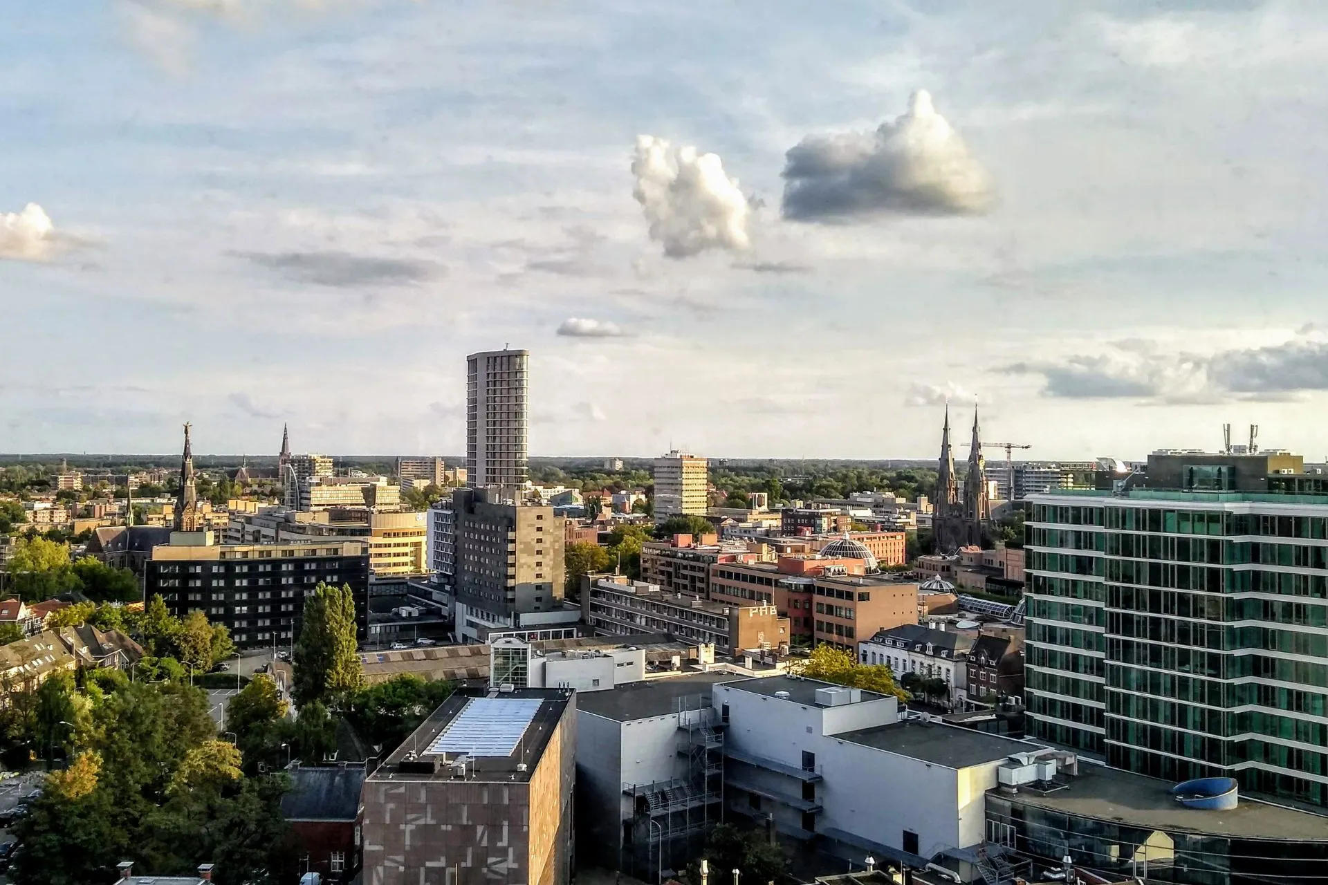 Een panoramisch uitzicht op Eindhoven, een ideale uitvalsbasis voor reizen. Ontdek bestemmingen vanaf Eindhoven Airport met goedkope vluchten naar diverse steden wereldwijd. Vliegen vanaf Eindhoven is een handige optie voor reizigers.