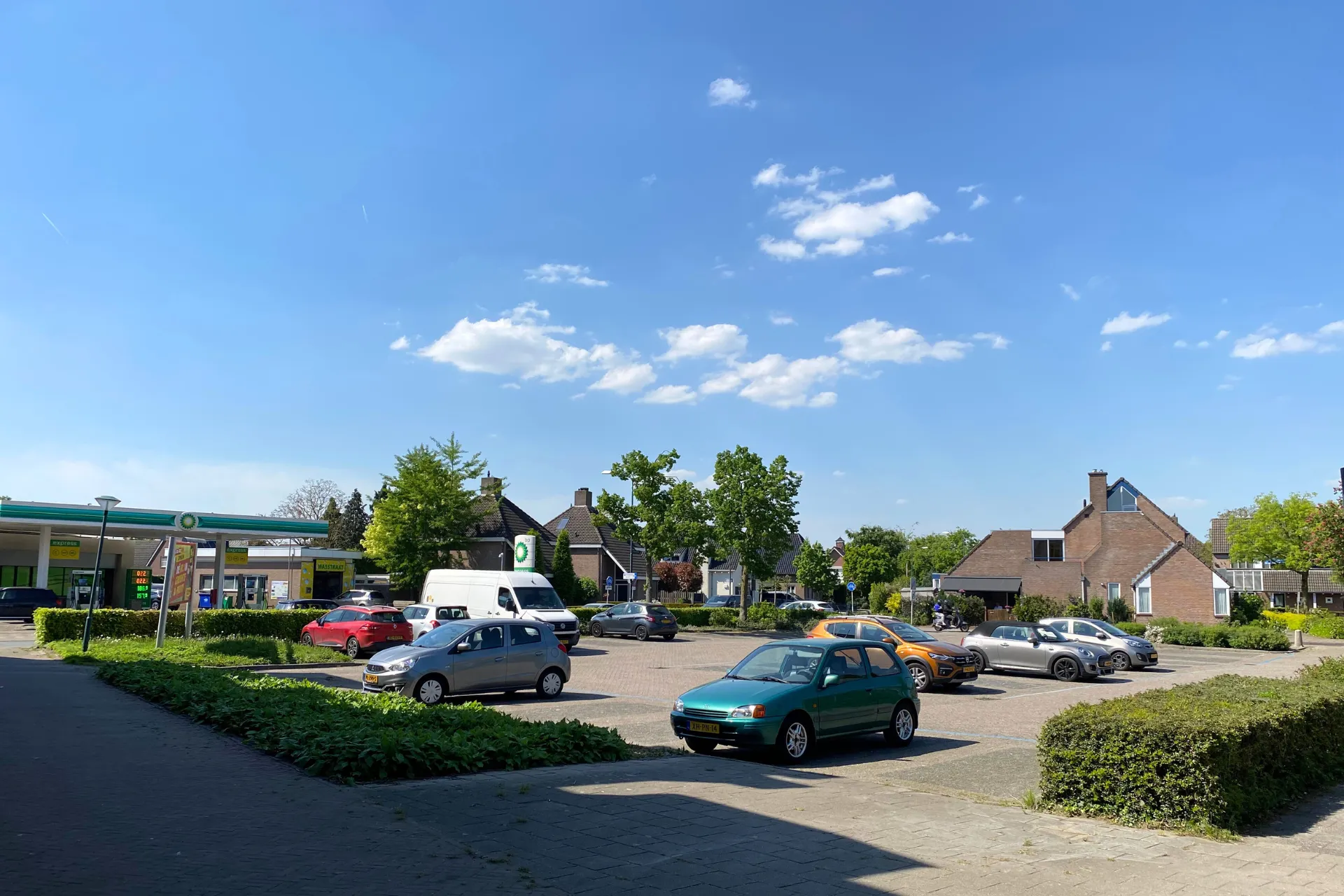Parkeerplaats aan de Komweg in Gemert, omringd door woonhuizen