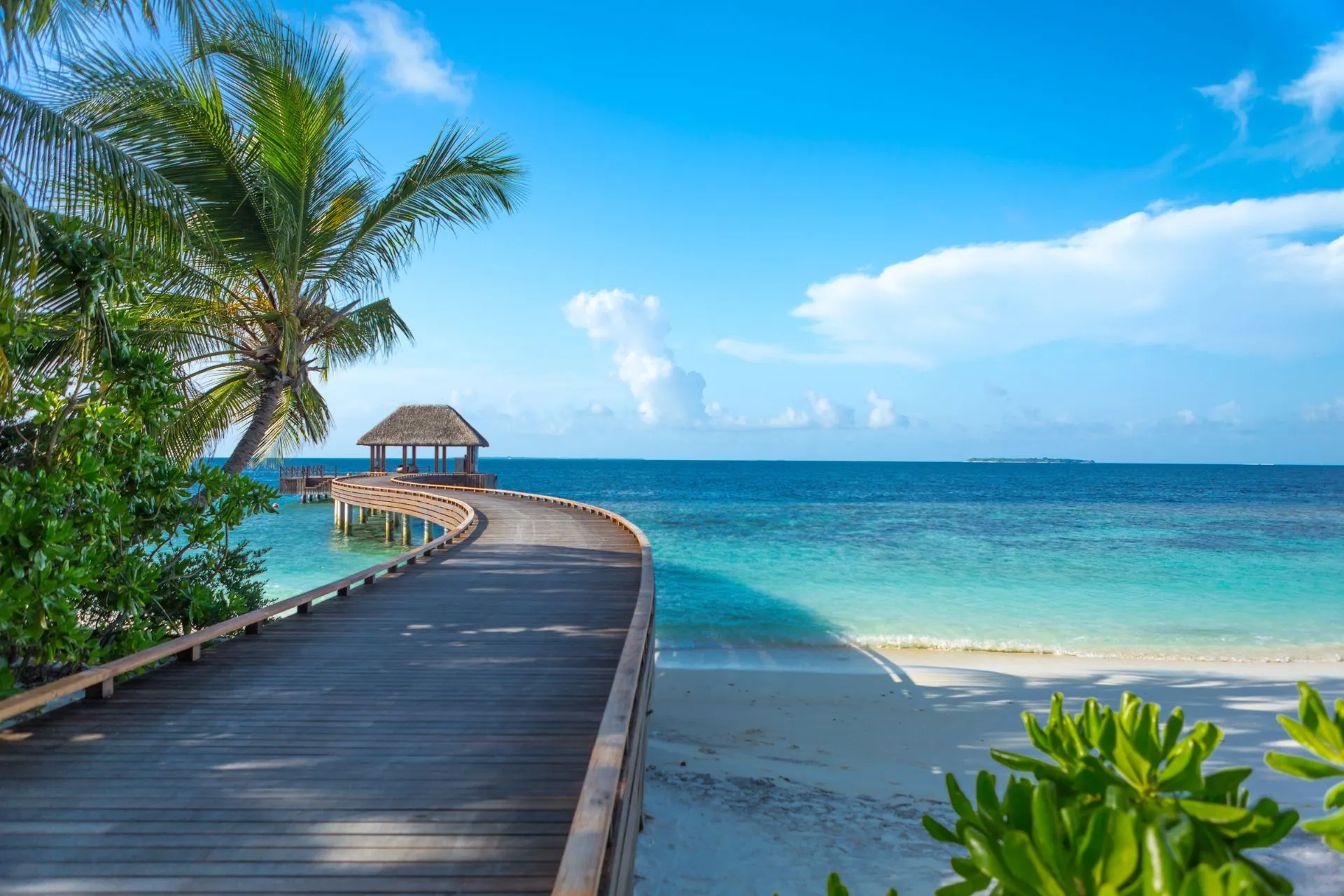 Luchtfoto van het prachtige Ari Atol op de Malediven, met turquoise wateren en luxe waterbungalows