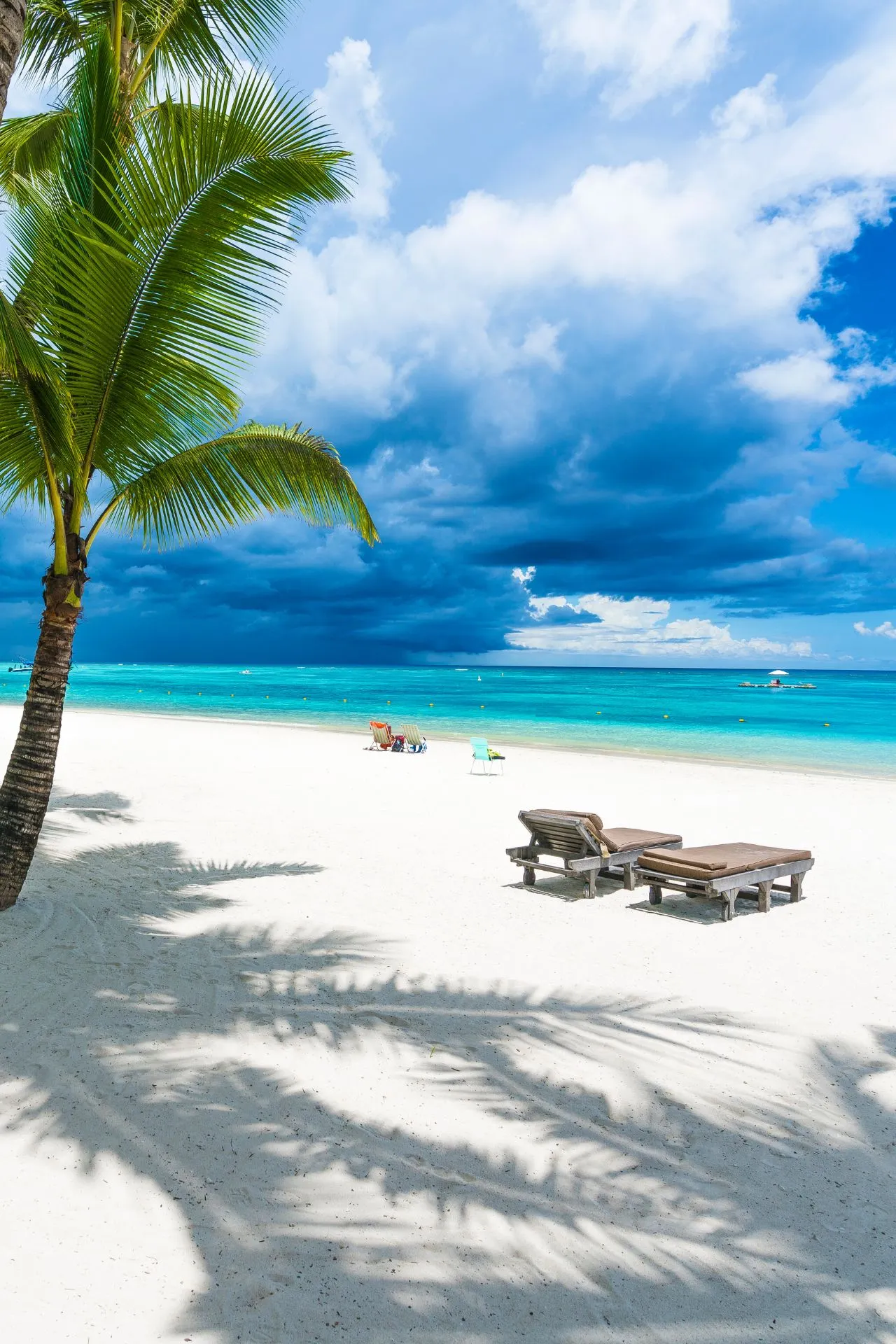 Een tropisch strand met wit zand en azuurblauw water op Mauritius, ideaal voor een ontspannen zonvakantie. Perfect voor wie een Mauritius vakantie wil boeken en genieten van paradijselijke stranden.