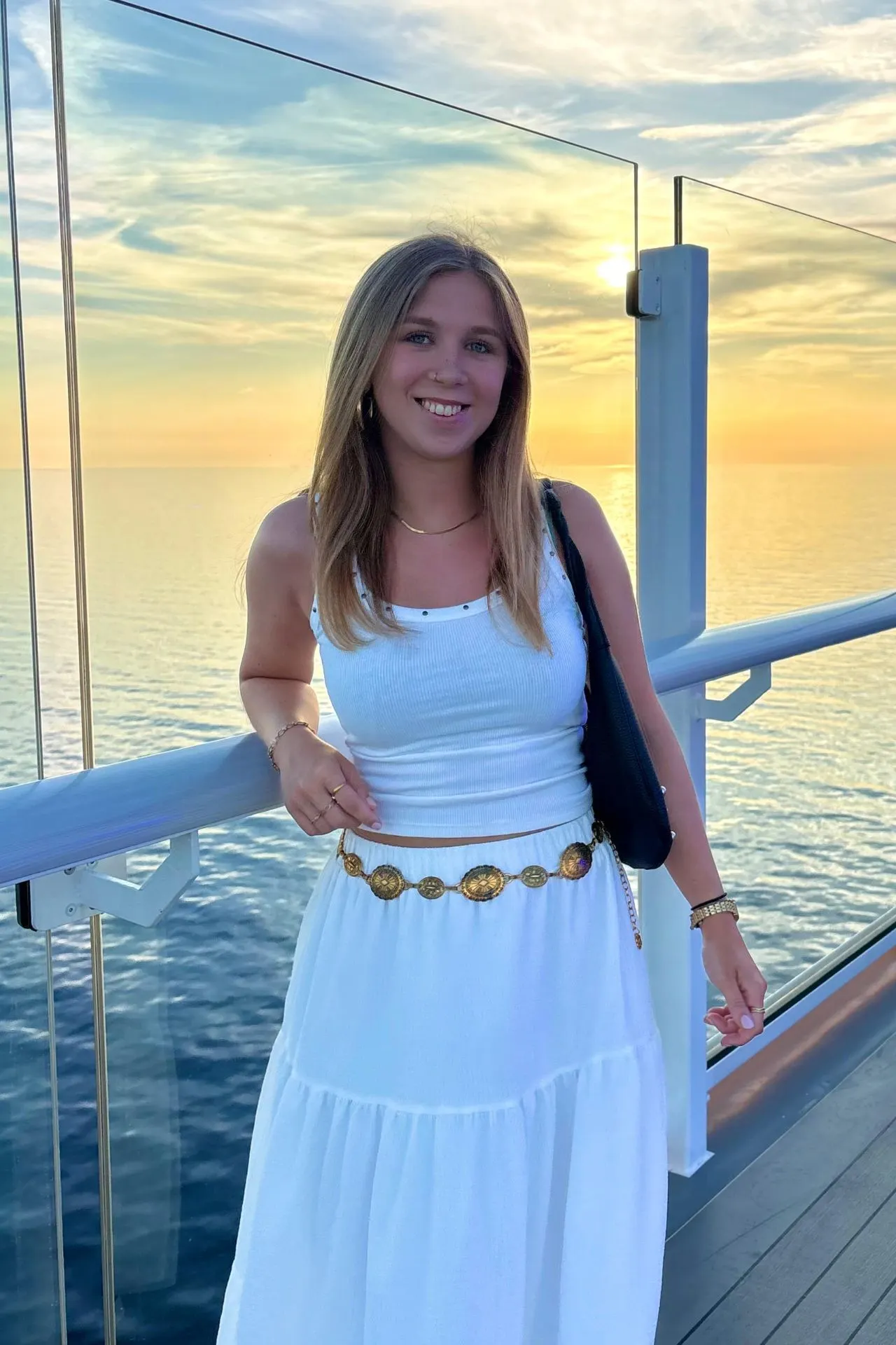 Marketeer Martje op het dek met zonsondergang, klaar voor de White Night Party. De White Night Party op de Mein Schiff Flow brengt honderden gasten samen voor een avond vol muziek, dans en entertainment onder de sterrenhemel. Op het centrale dek zorgen live-optredens, lichtshows en een feestelijke sfeer voor een van de hoogtepunten van de cruise. Deze populaire thema-avond laat zien hoe gezellig het leven aan boord kan zijn.