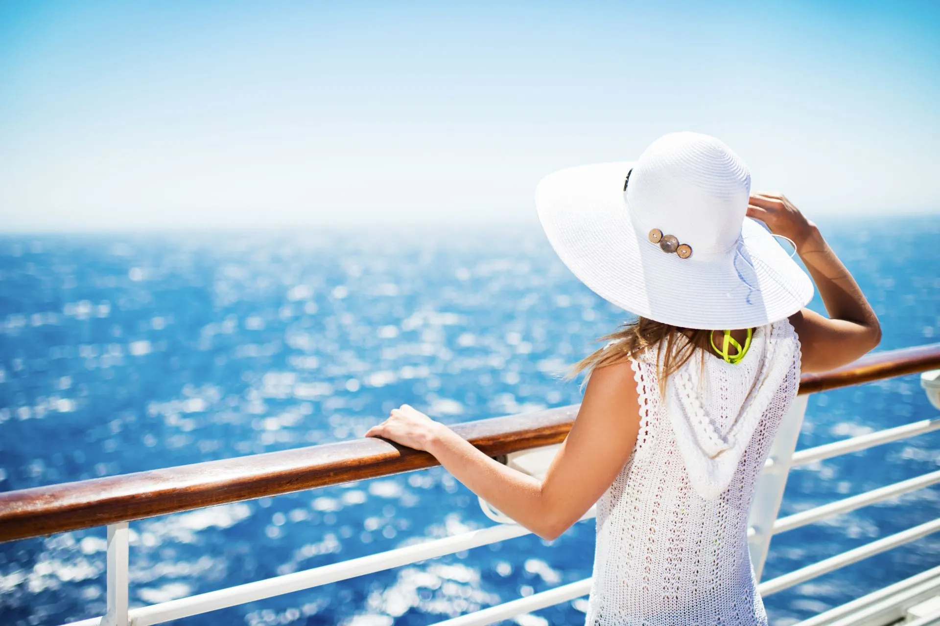 Uitzicht over zee vanaf het dek van een cruiseschip, ontspannen genieten van een cruisevakantie met open horizon en oceaanzicht