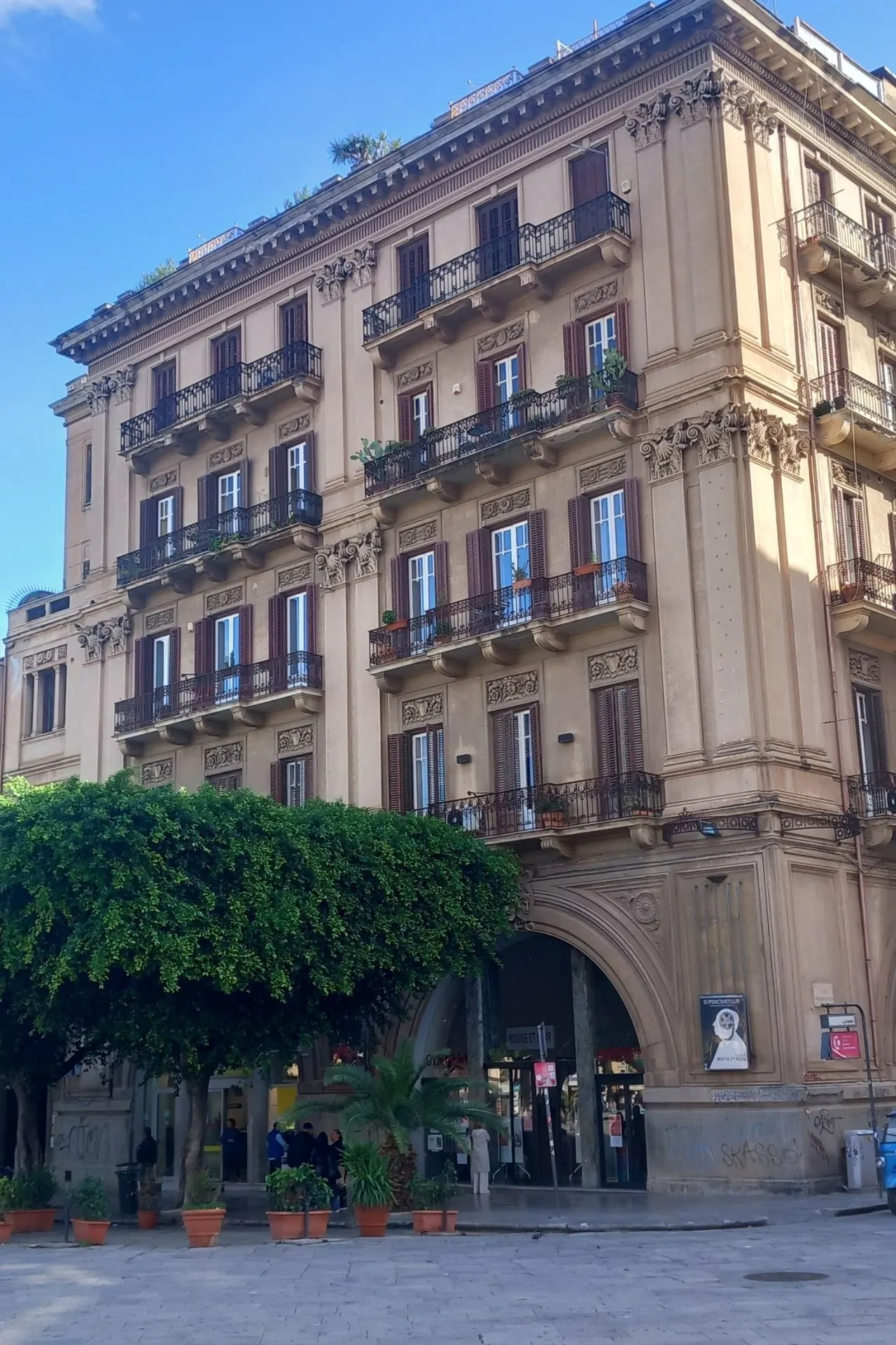 Oud gebouw in Palermo, Sicilië