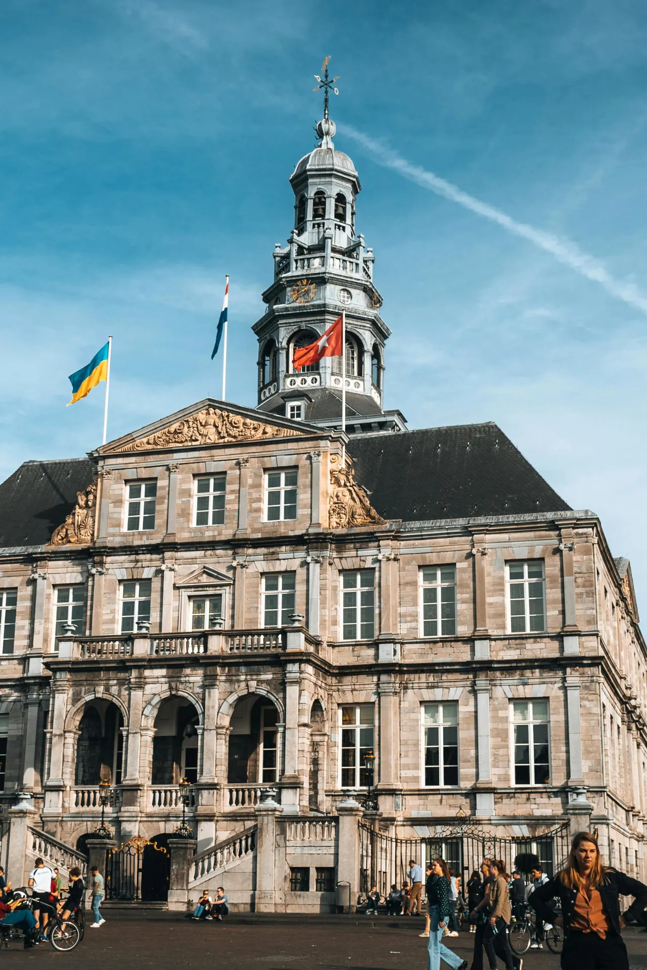 Foto van Maastricht stadshuis met een mooie blauwe lucht.