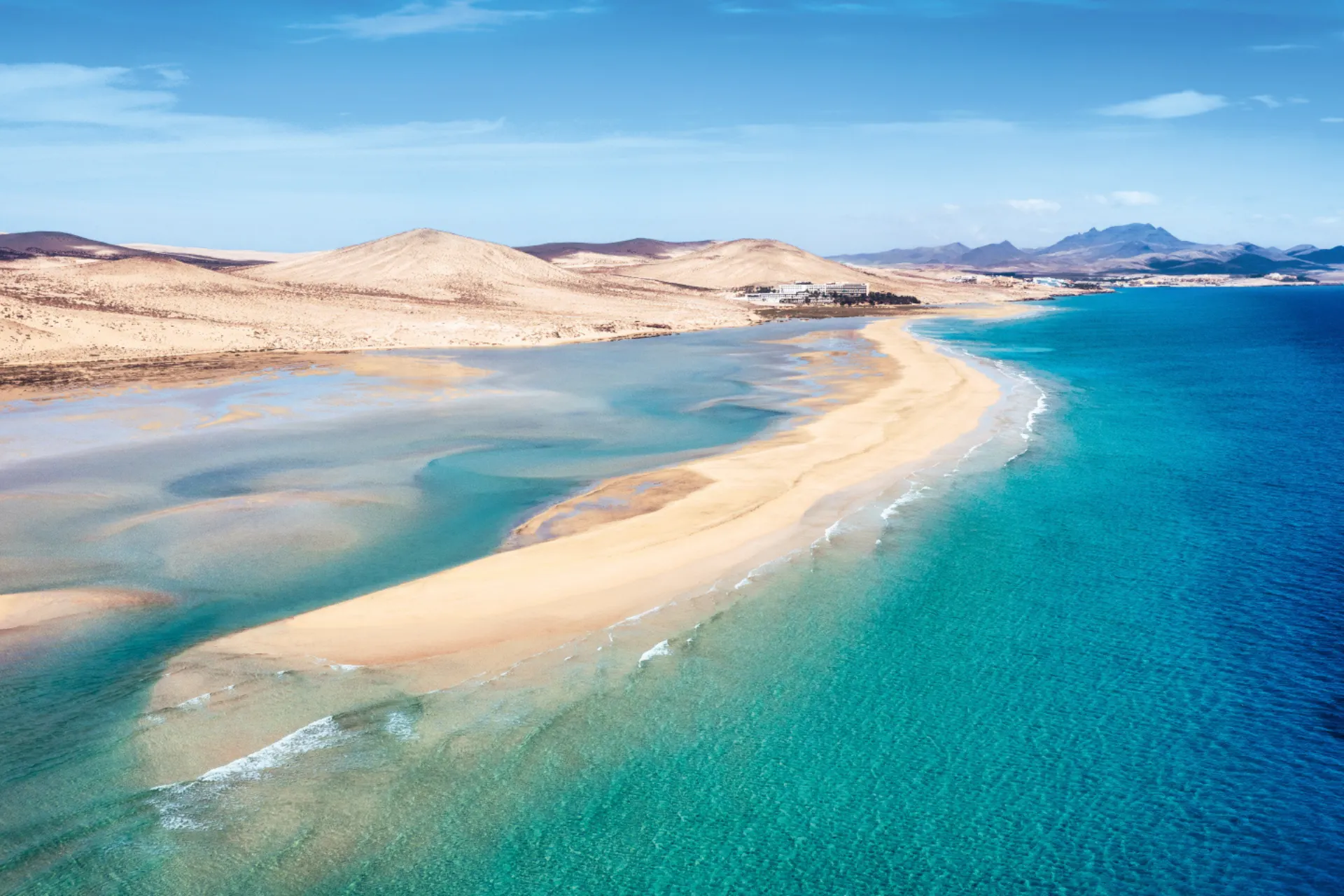 Iconische helderblauwe zee van Fuerteventura met uitgestrekte kustlijn, onderdeel van de Canarische Eilanden.