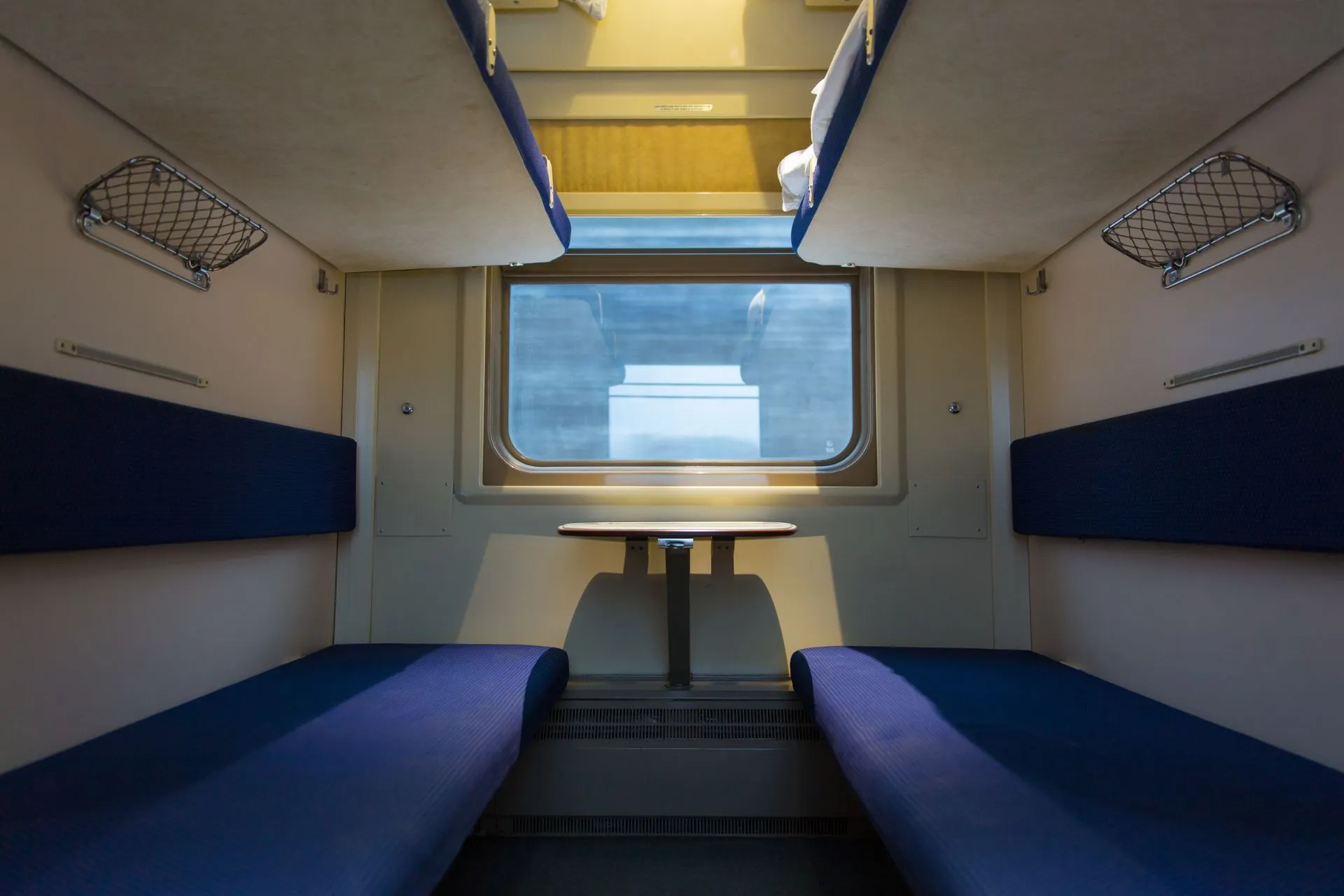 Ligcouchette in de European Sleeper nachttrein naar Praag, met comfortabele bedden.