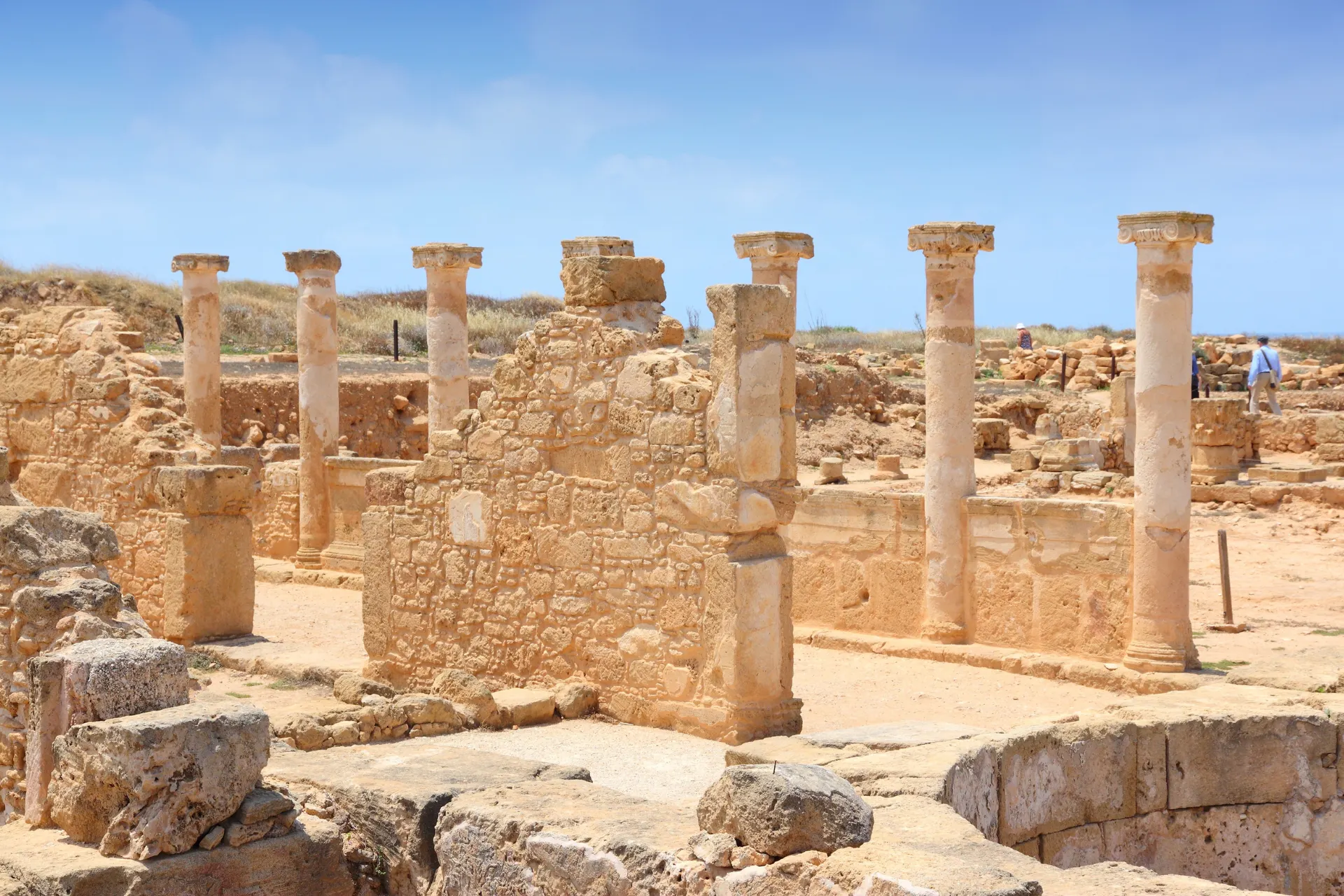 Culturele rijkdom van Paphos in beeld: verweerde tempeloverblijfselen onder de Cypriotische zon.