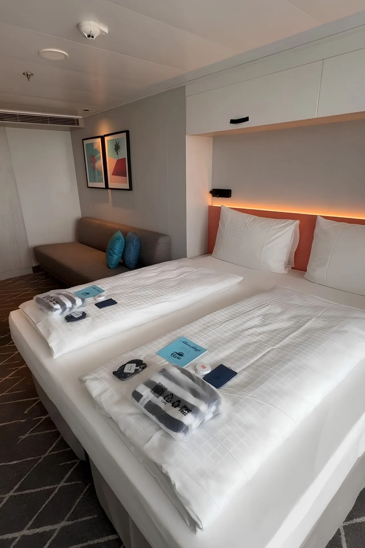 Moderne balkonhut op de Mein Schiff Flow met ruime bedden, sfeervolle verlichting en een comfortabele zithoek. De hut combineert een strak design met praktische voorzieningen en voldoende leefruimte. Dankzij de slimme indeling en het eigentijdse interieur vormt deze hut een comfortabele uitvalsbasis tijdens een cruise.