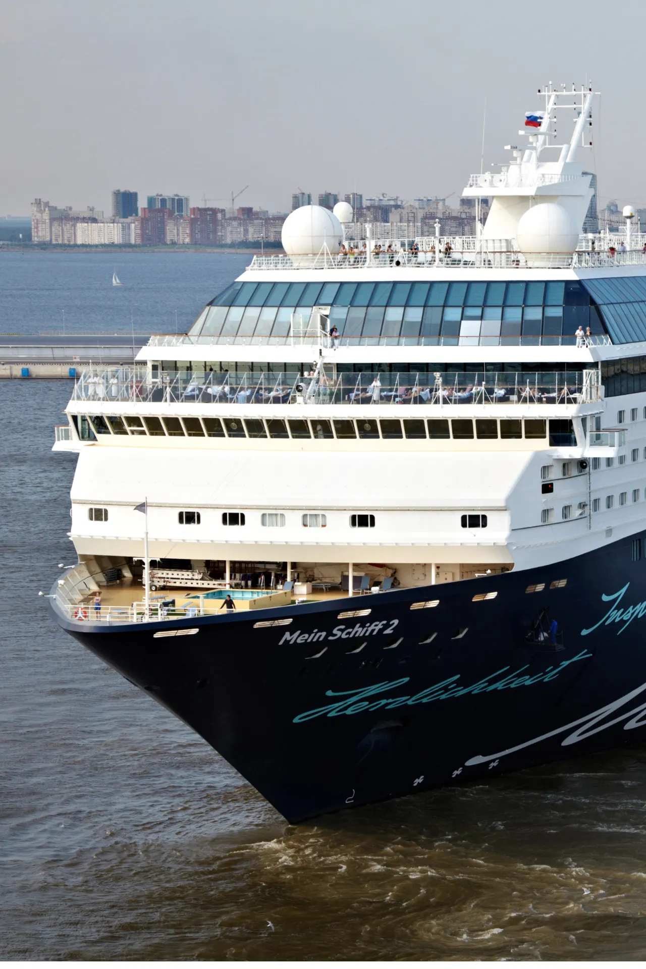 TUI Cruises, een Duitse rederij opgericht in 2008, staat bekend om haar 'Premium All Inclusive'-concept, waarbij gasten genieten van een zorgeloze cruise-ervaring met uitstekende service en een ongedwongen sfeer aan boord.