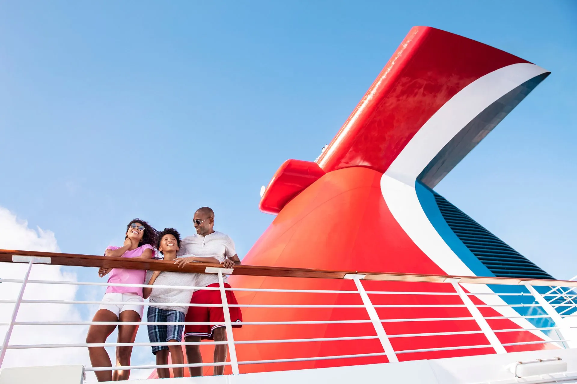 Vakantiegangers ontspannen op het dek van een Carnival Cruises schip en genieten van een ongedwongen cruisevakantie vol ontspanning en entertainment

