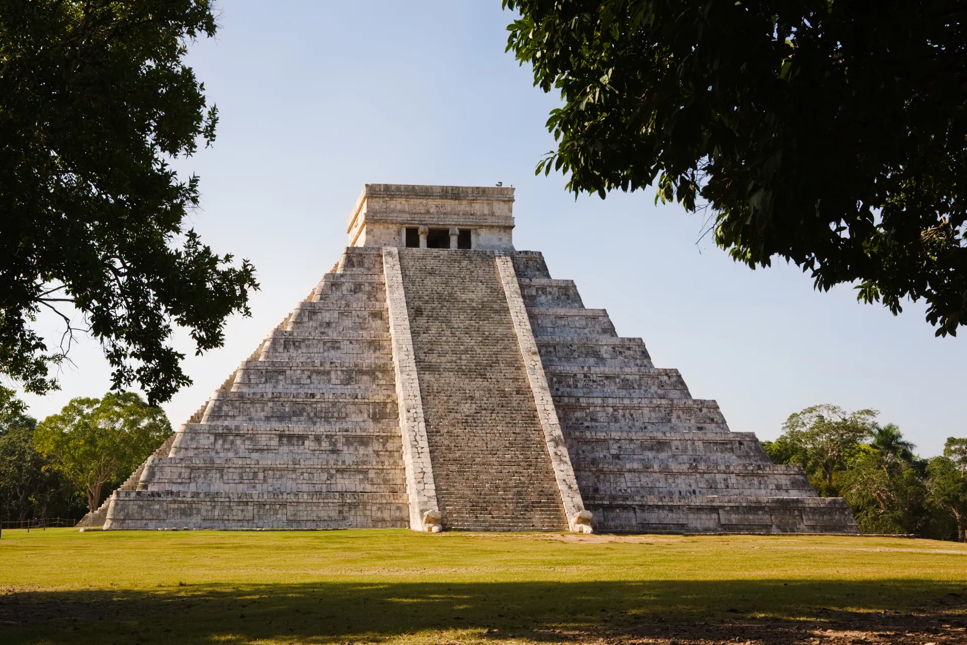 Maya-ruïne in Yucatán, Mexico: indrukwekkende eeuwenoude tempel omringd door weelderige natuur.