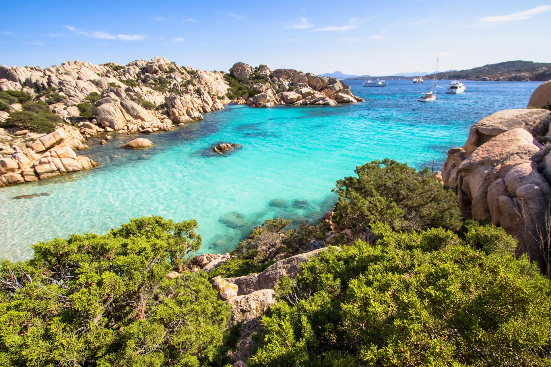 Sardinië heldere zee met groen