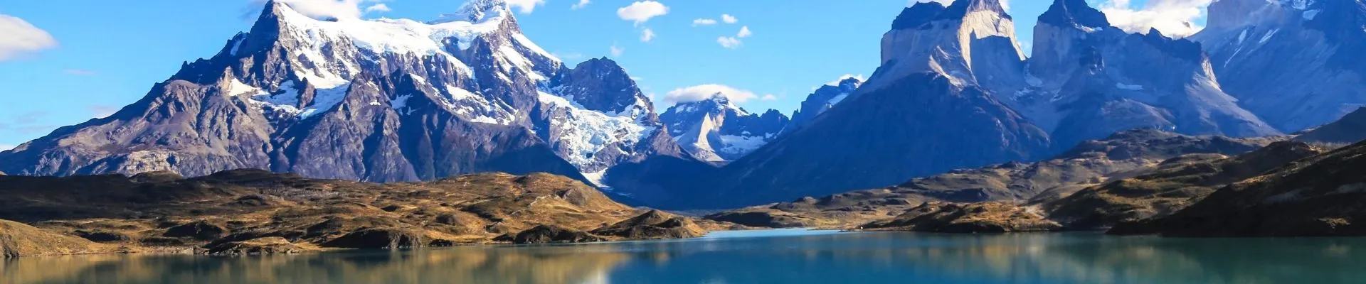 Torres del Paine Nationaal Park in Chili met besneeuwde bergtoppen, helderblauw meer en indrukwekkend Patagonisch landschap tijdens een rondreis door Chili.