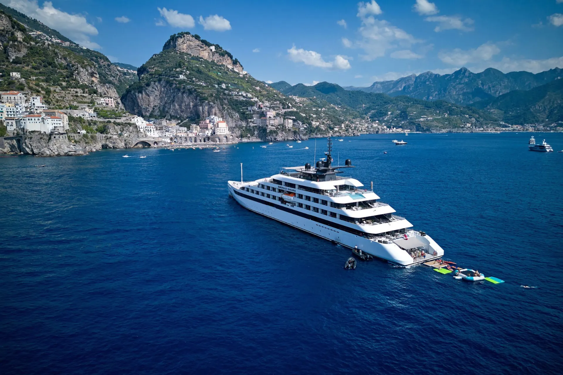 Elegante Emerald Sakara op diepblauw water tijdens luxe jachtcruise