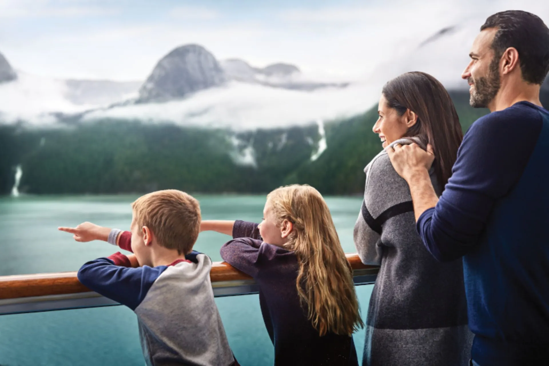 Gezin geniet van het uitzicht tijdens een Princess Cruises cruise. Princess Cruises is ideaal voor gezinnen die samen bijzondere bestemmingen willen ontdekken. Van indrukwekkende natuurgebieden tot culturele havens: jong en oud beleven samen elke dag iets nieuws.