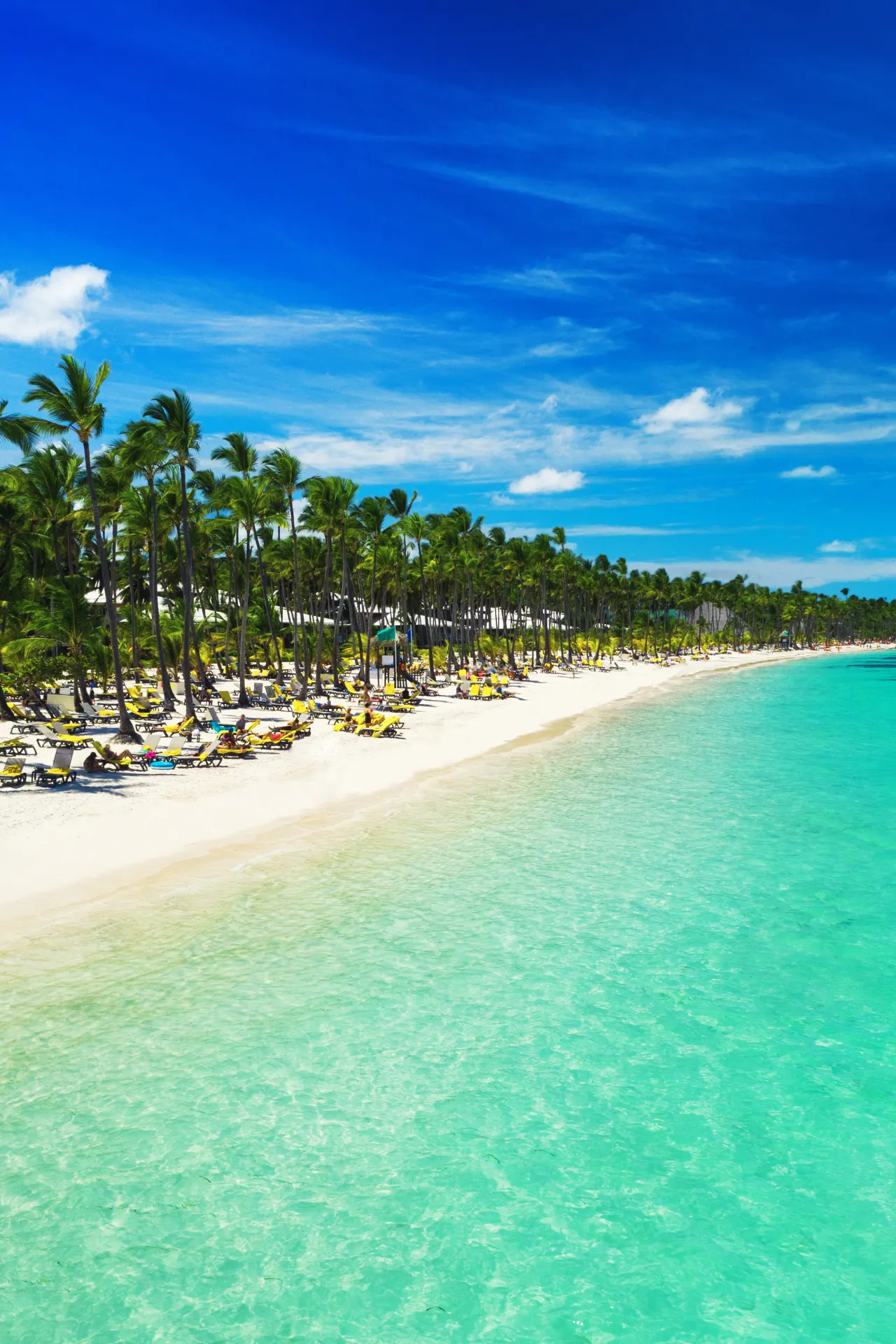 Helder groenblauwe zee aan het strand van Puerto Plata in de Dominicaanse Republiek.