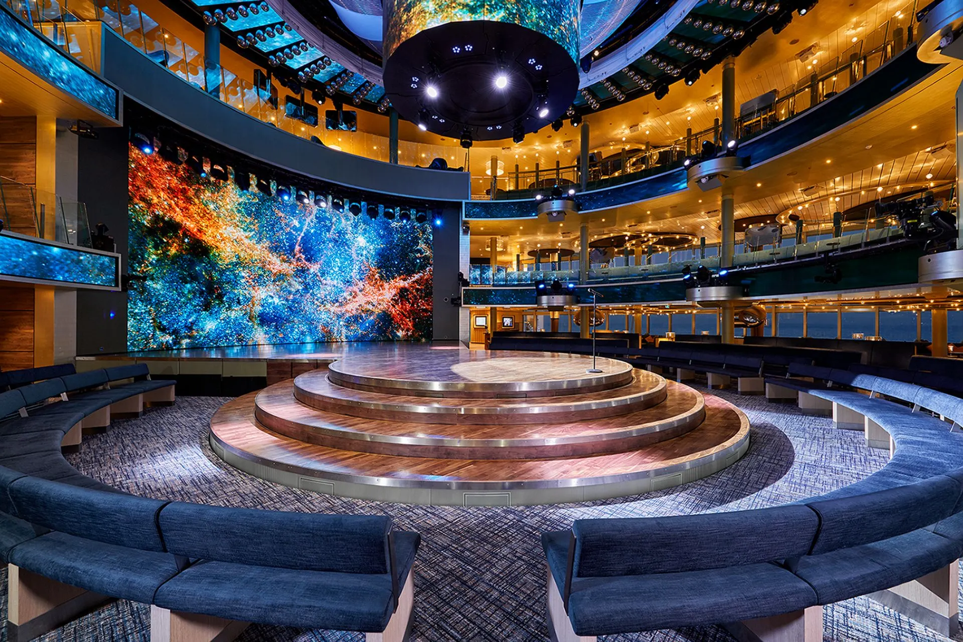 Het Theatrium aan boord van AIDAnova, het centrale entertainment- en ontmoetingsgebied van AIDA Cruises met shows en livemuziek