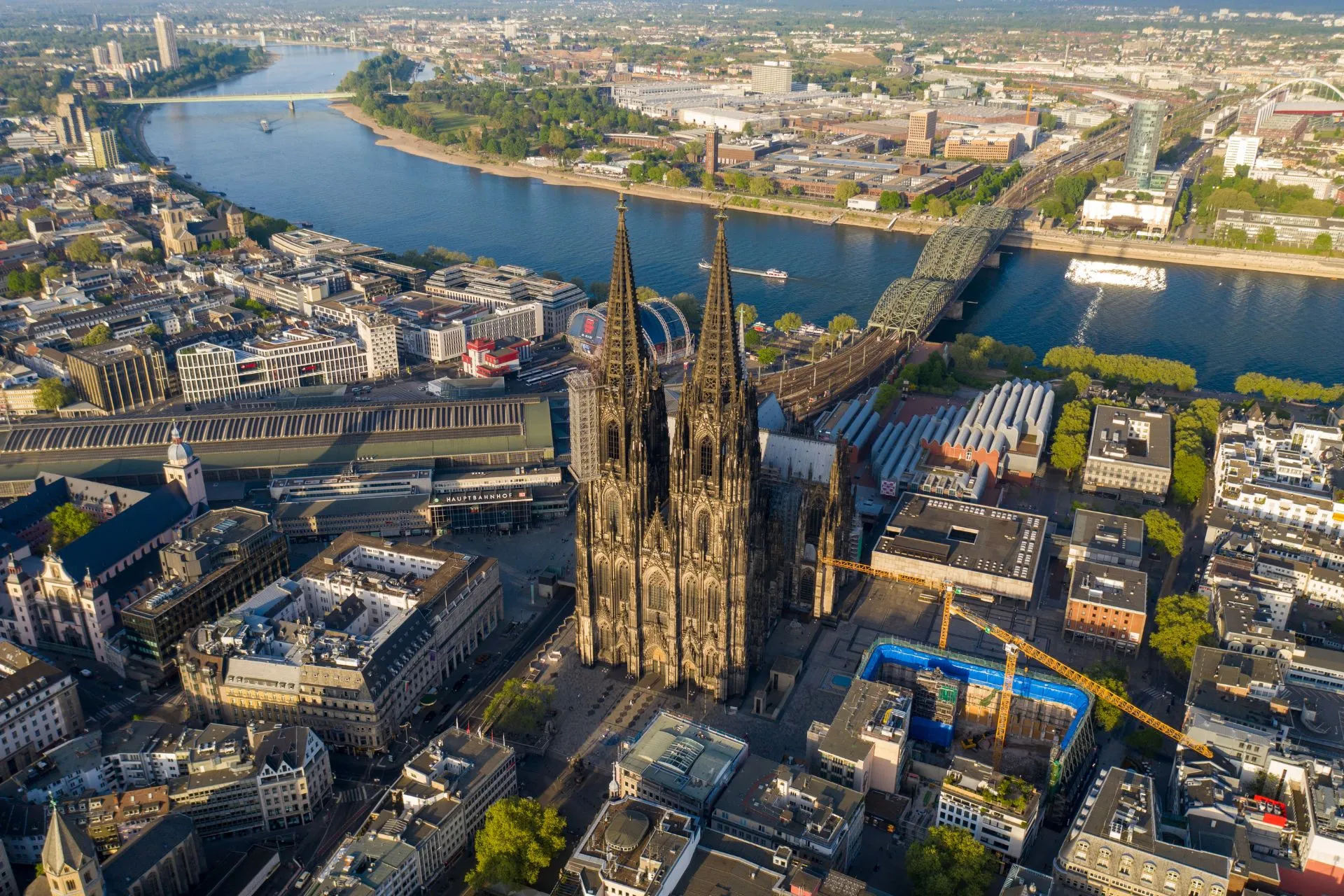  Luchtfoto van Keulen met de Dom en de Rijn, dichtbij Keulen Bonn Airport – ideaal voor wie vliegt vanaf Keulen.